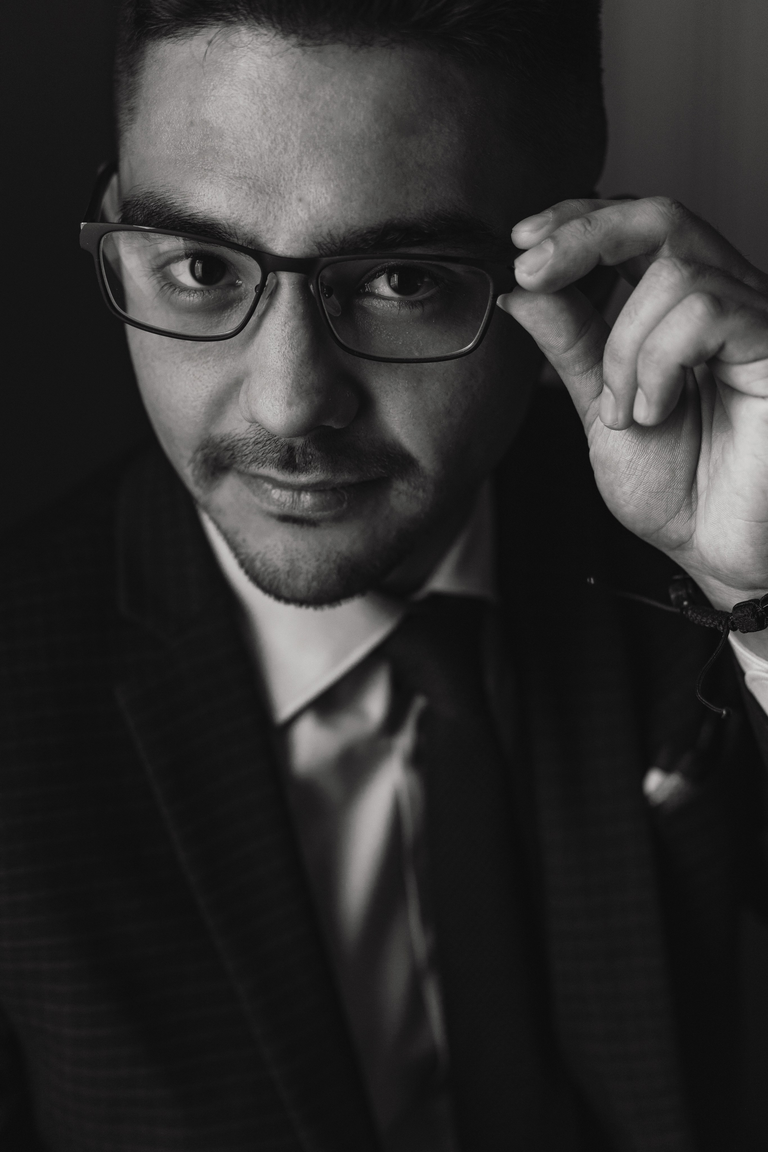 Свадебный фотограф Гладков Дмитрий. Портрет жениха в очках.