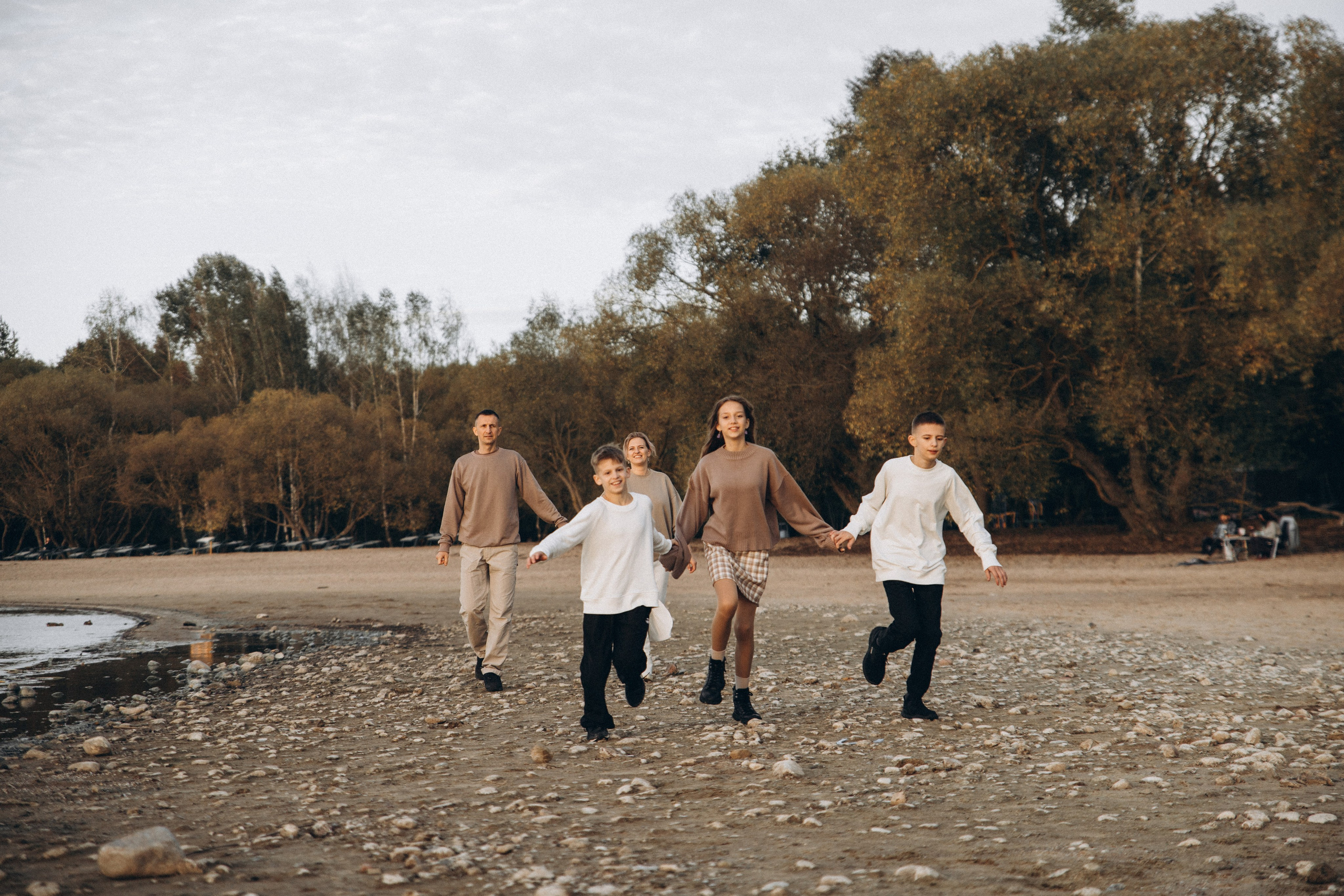 Большая семья на маленьком море. Репортажный и детский фотограф в Минске