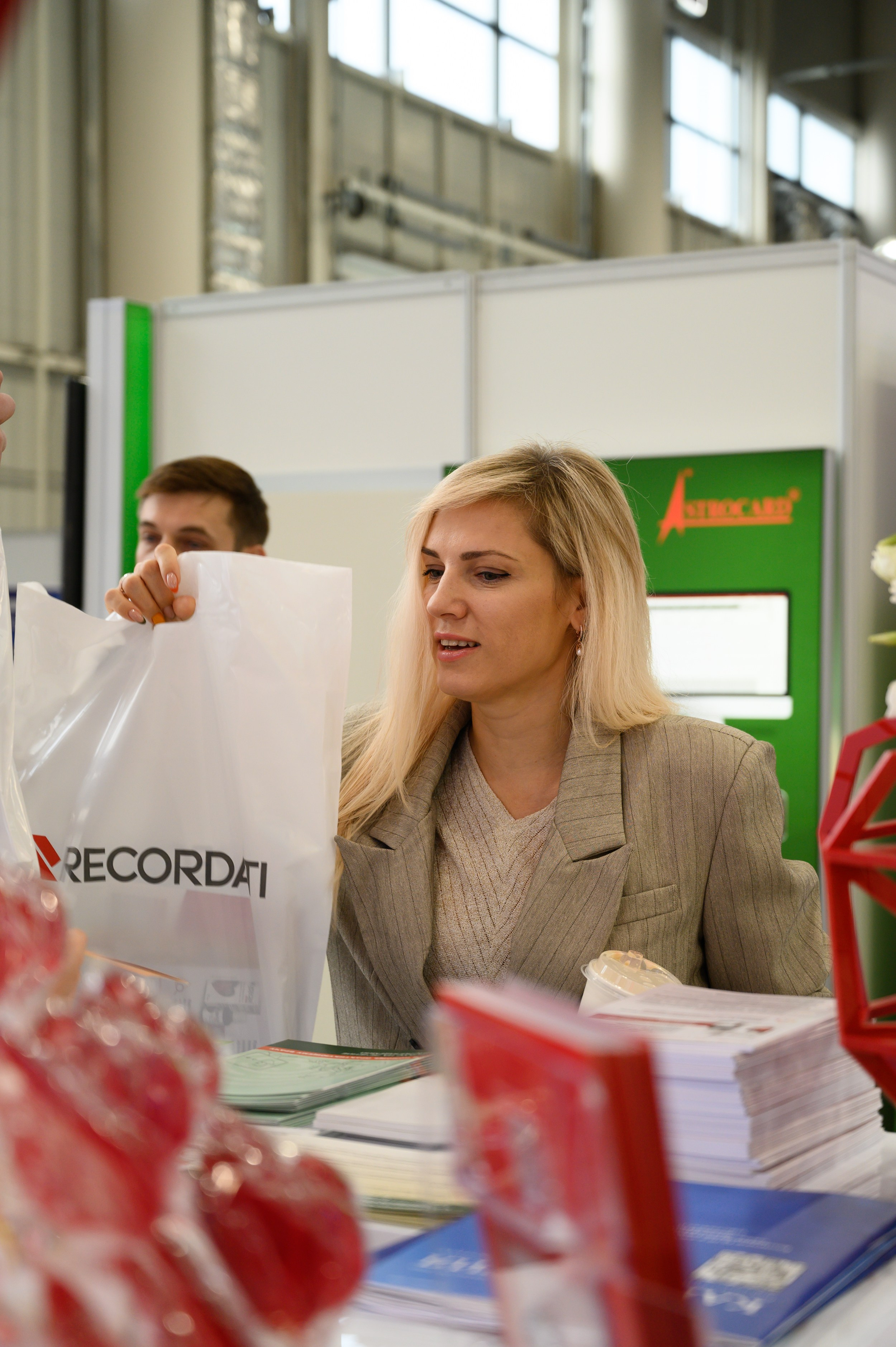 Участницы делового события на выставке в Казани, профессиональный фотограф фиксирует эмоции и детали