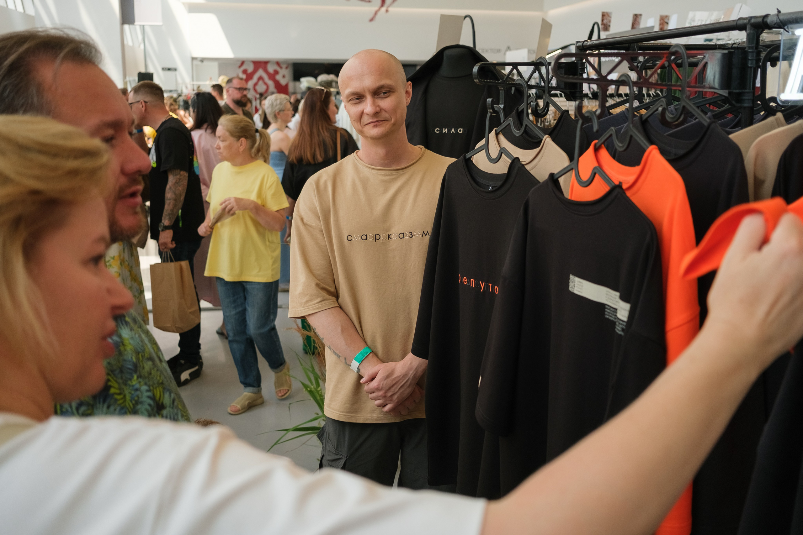 Посетители знакомятся с продукцией российских дизайнеров на Open Space Market