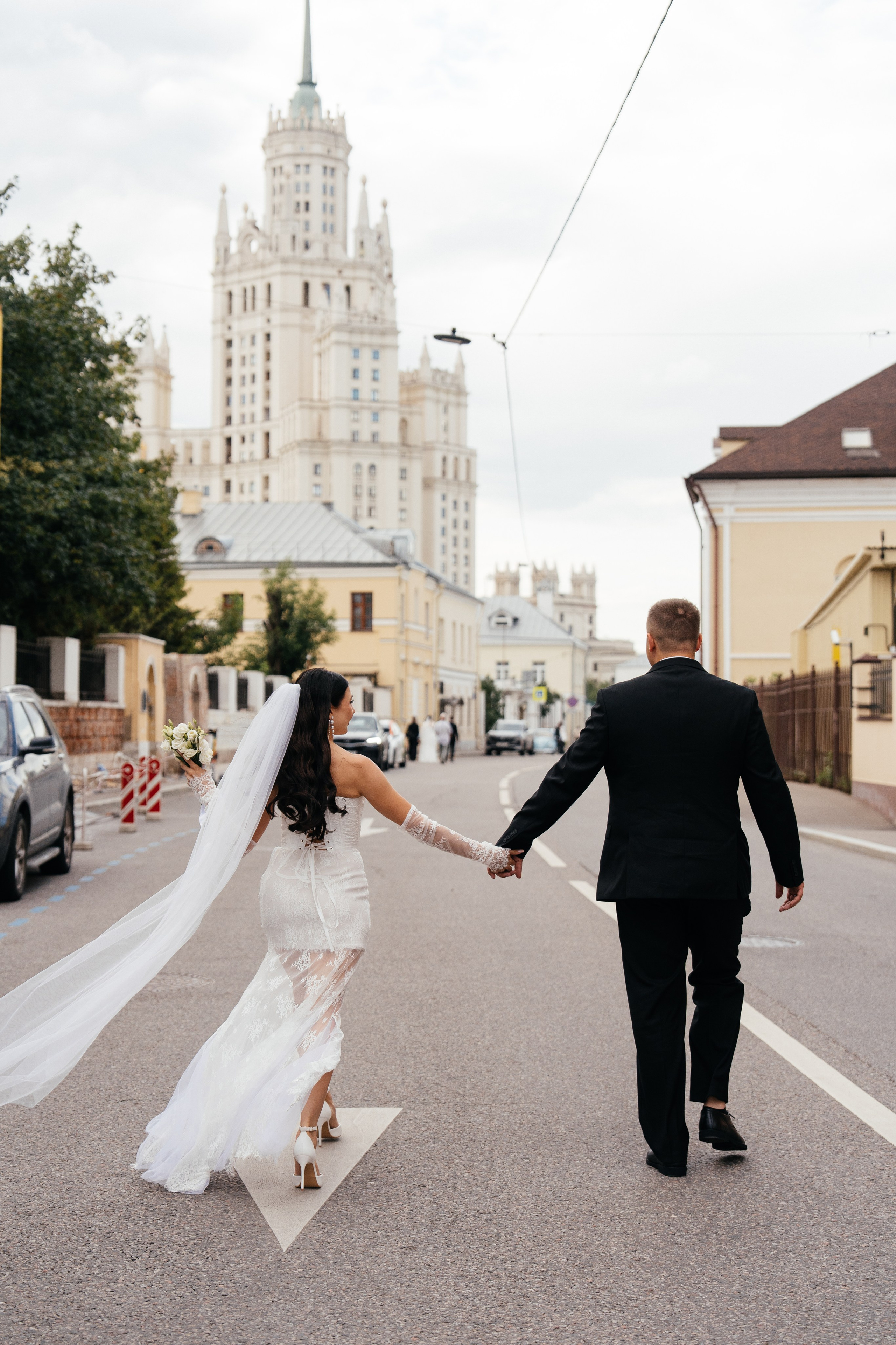 Свадебная фотосессия в Москве у высотки на Котельнической набережной. Свадебный фотограф в Москве Анна Полушина