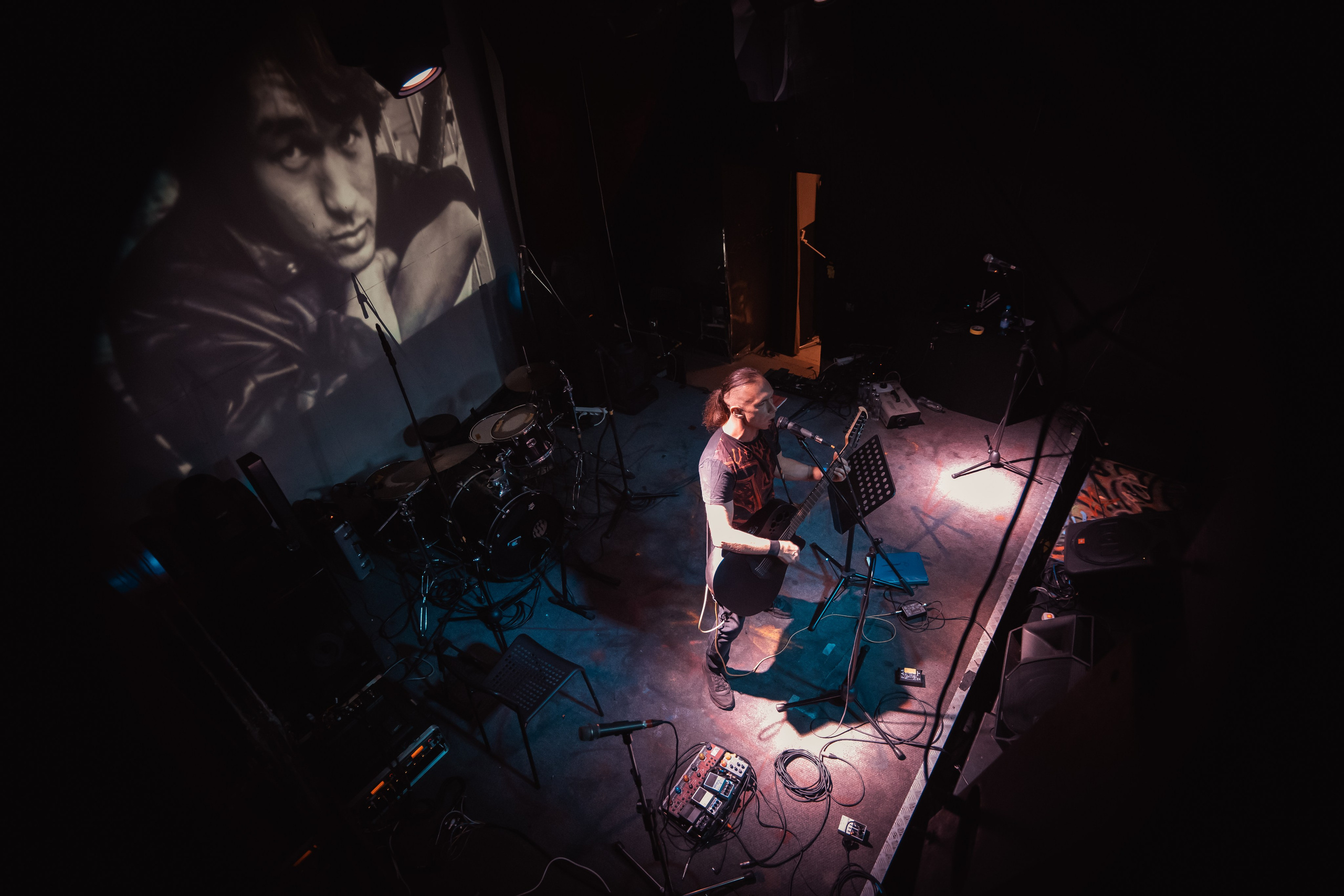 Павел Горловой, Концерт памяти В.Цоя, 16.08.2025, Эрмитаж. Фотограф Регина Крикунова г. Красноярск