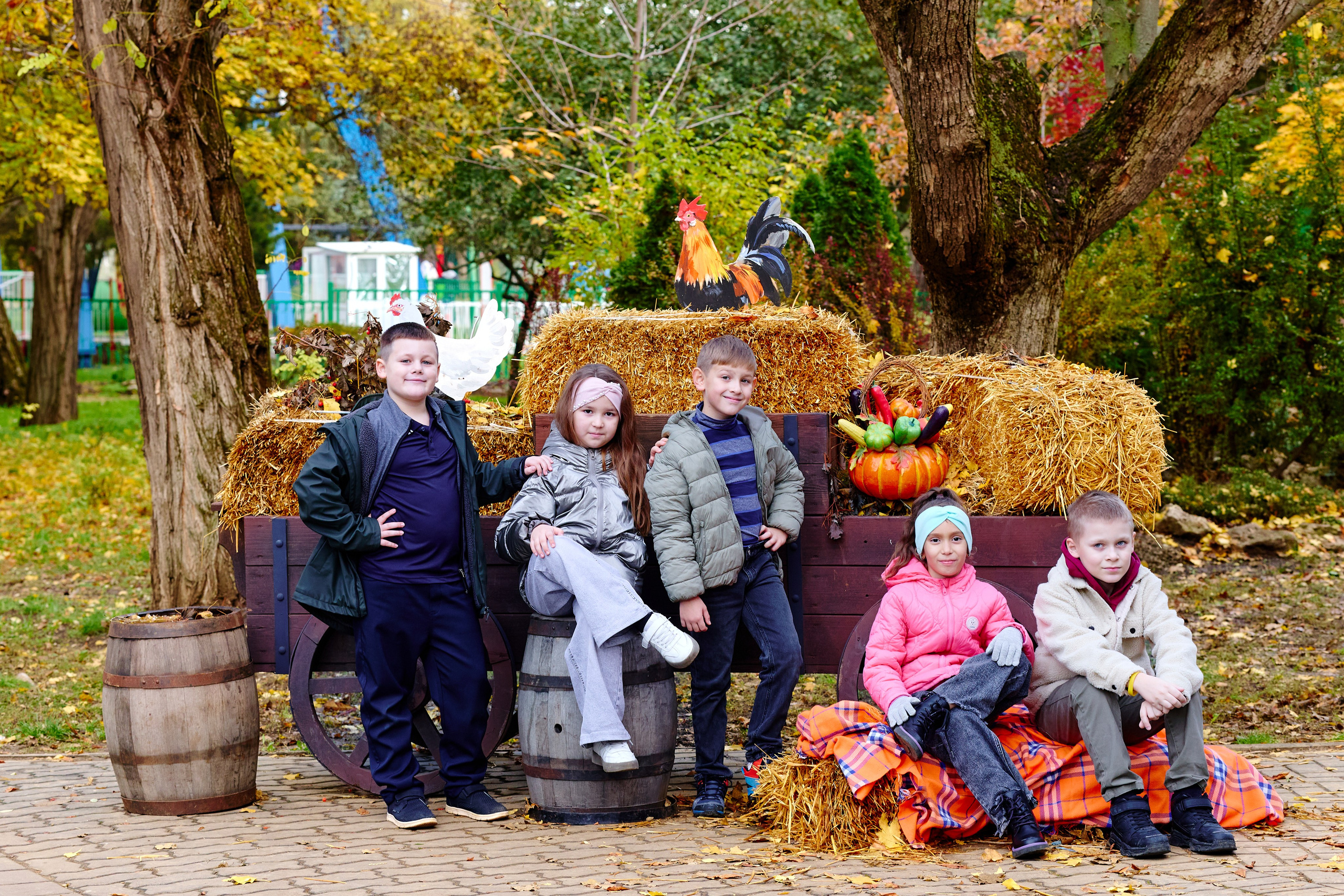 Прогулка в парке классом. Фотограф Выпускные альбомы Таганрог Сергей Коробченко