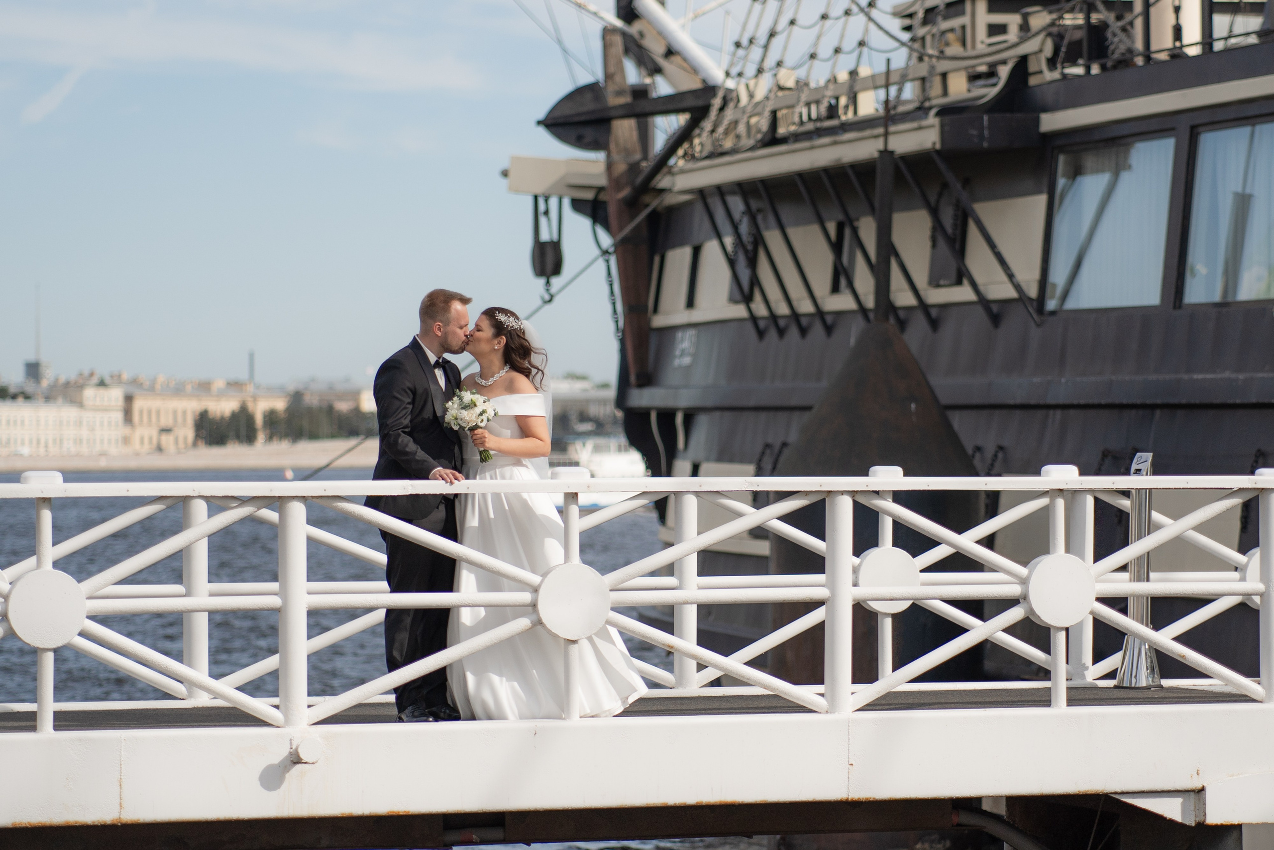 Красивые места для свадебной фотосессии летом в Санкт-Петербурге. Свадебный фотограф Александр Невский в Санкт-Петербурге