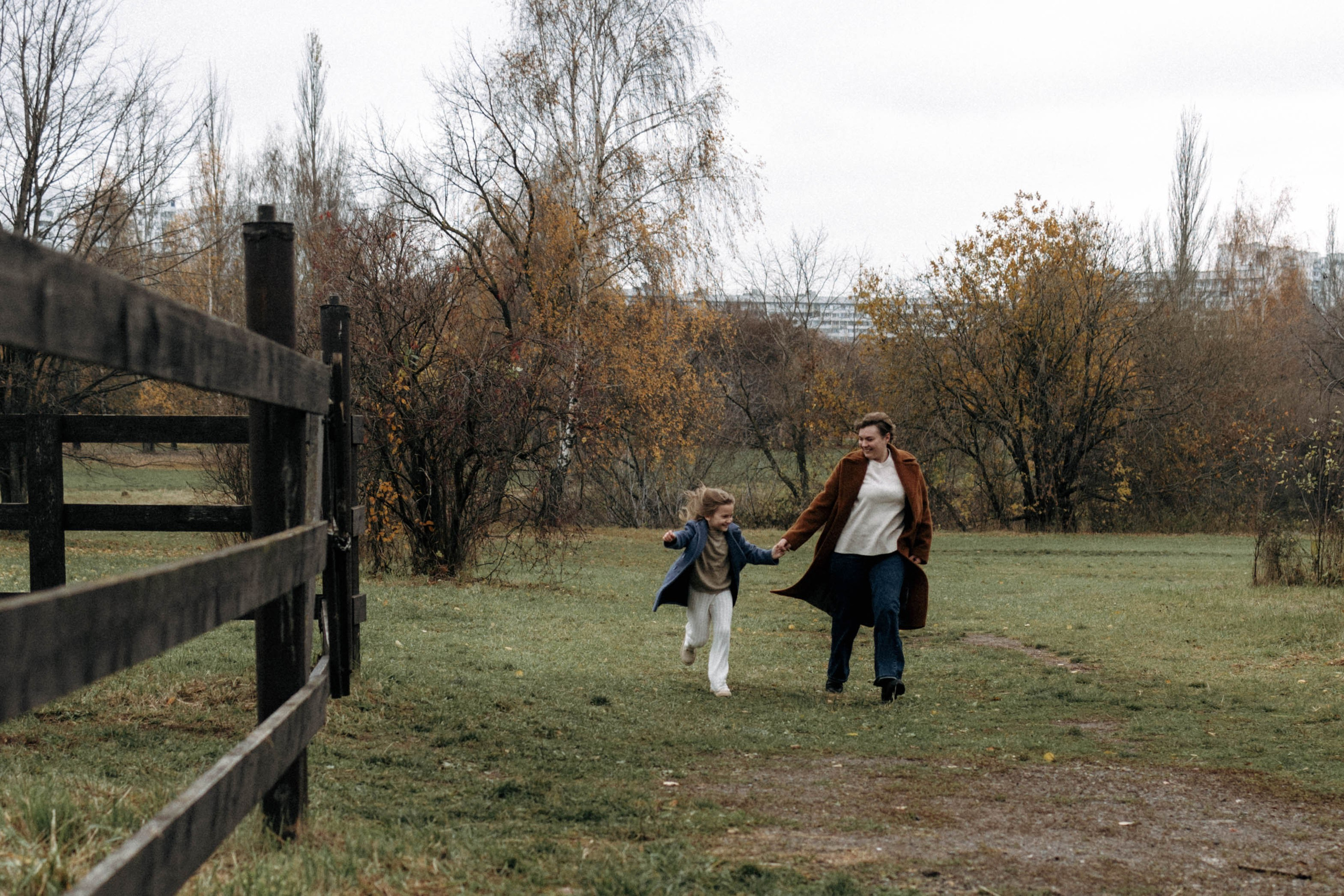Прогулка мамы с детьми в Коломенском. Семейный и детский фотограф в Москве Маргарита Сереброва