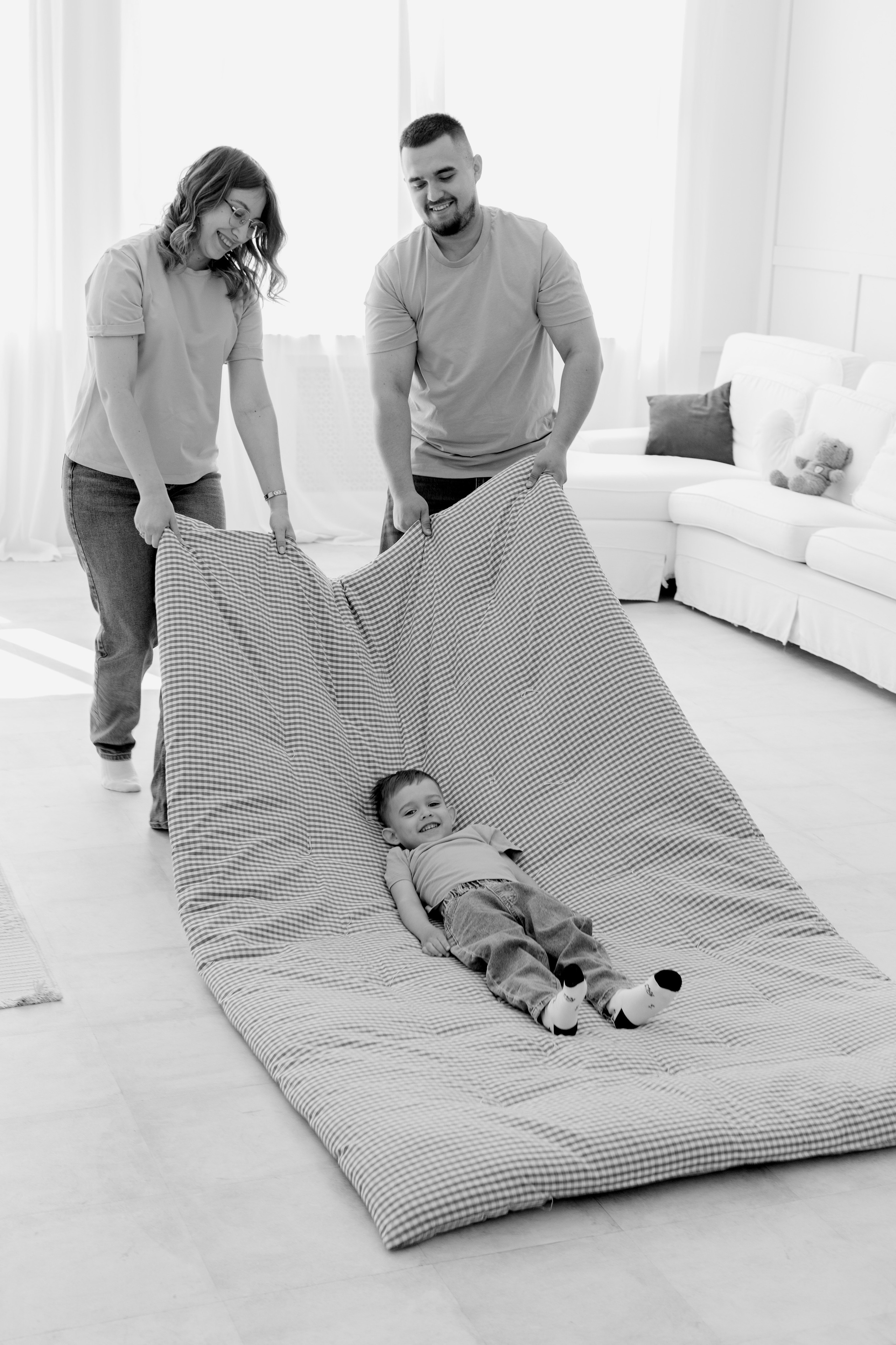 Семейная фотосессия в студии (Михаил, Крестина и Макар). Женский фотограф в Орске Новотроицке Динара Долганова