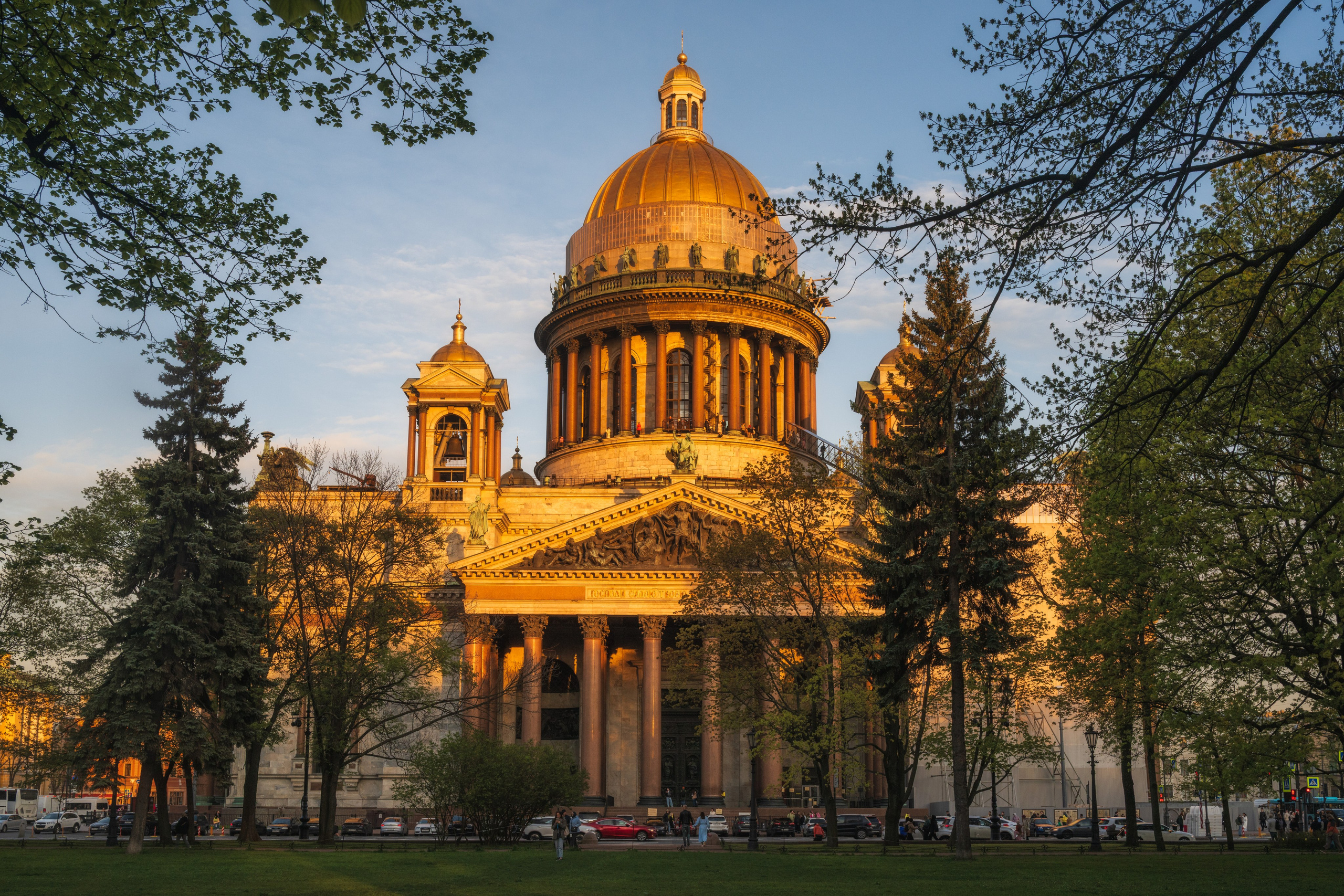 Исаакиевский собор в лучах закатного солнца
