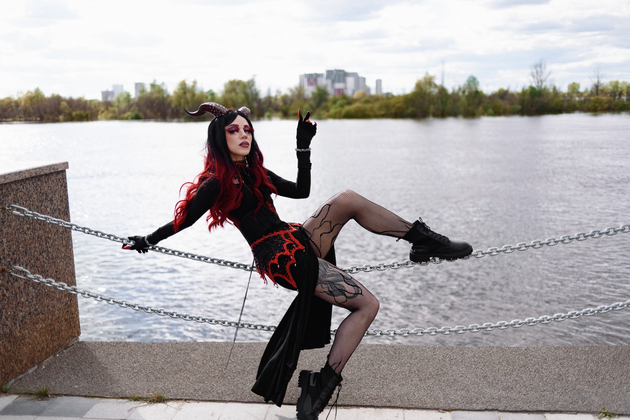 Художественная фотосессия в стиле темного фэнтези, Тюмень. Образ демона Саймары на фоне индустриальной архитектуры