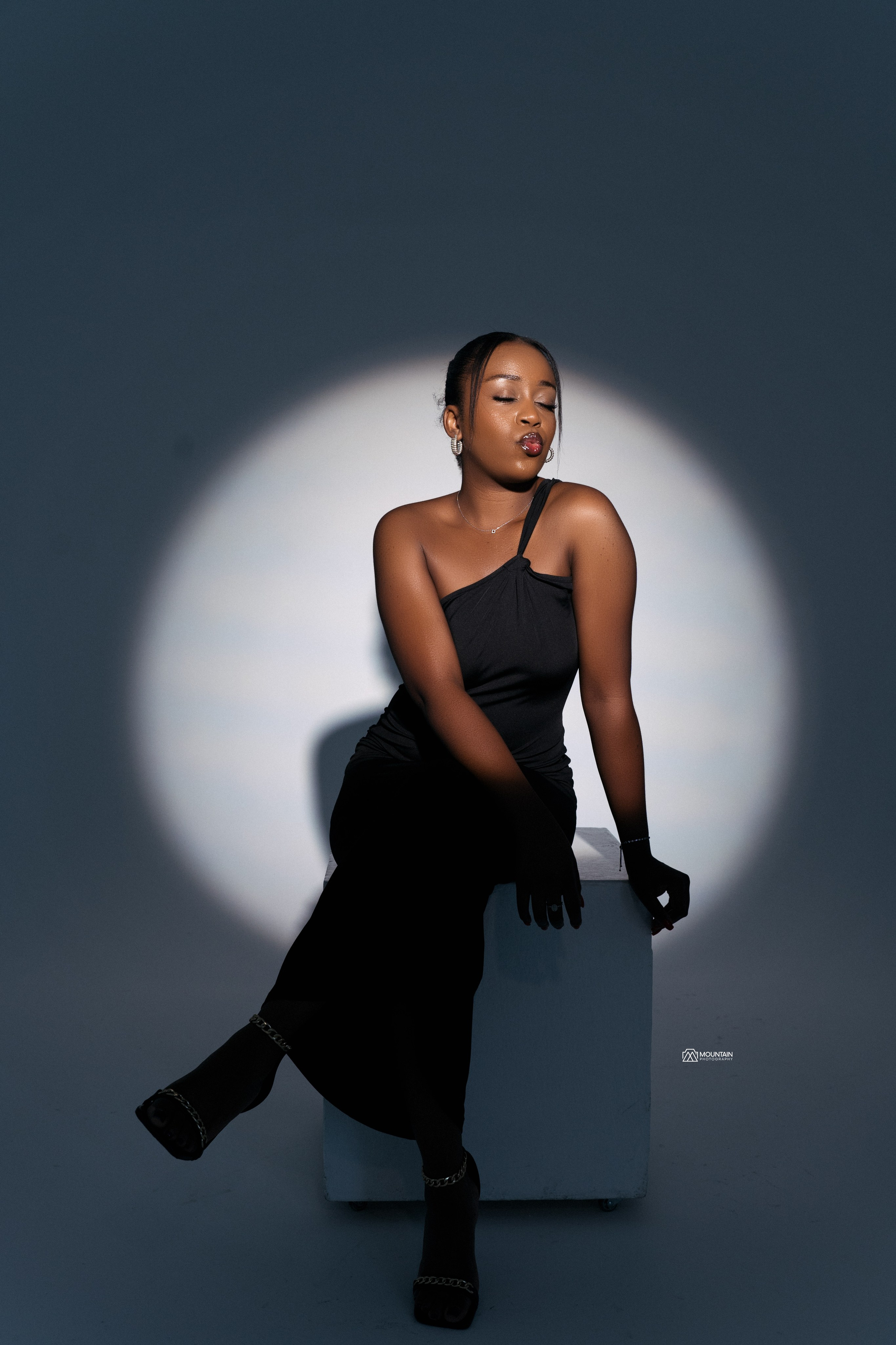 Studio Photoshoot. Я занимаюсь событийной, свадебной, товарной, студийной… фотографией