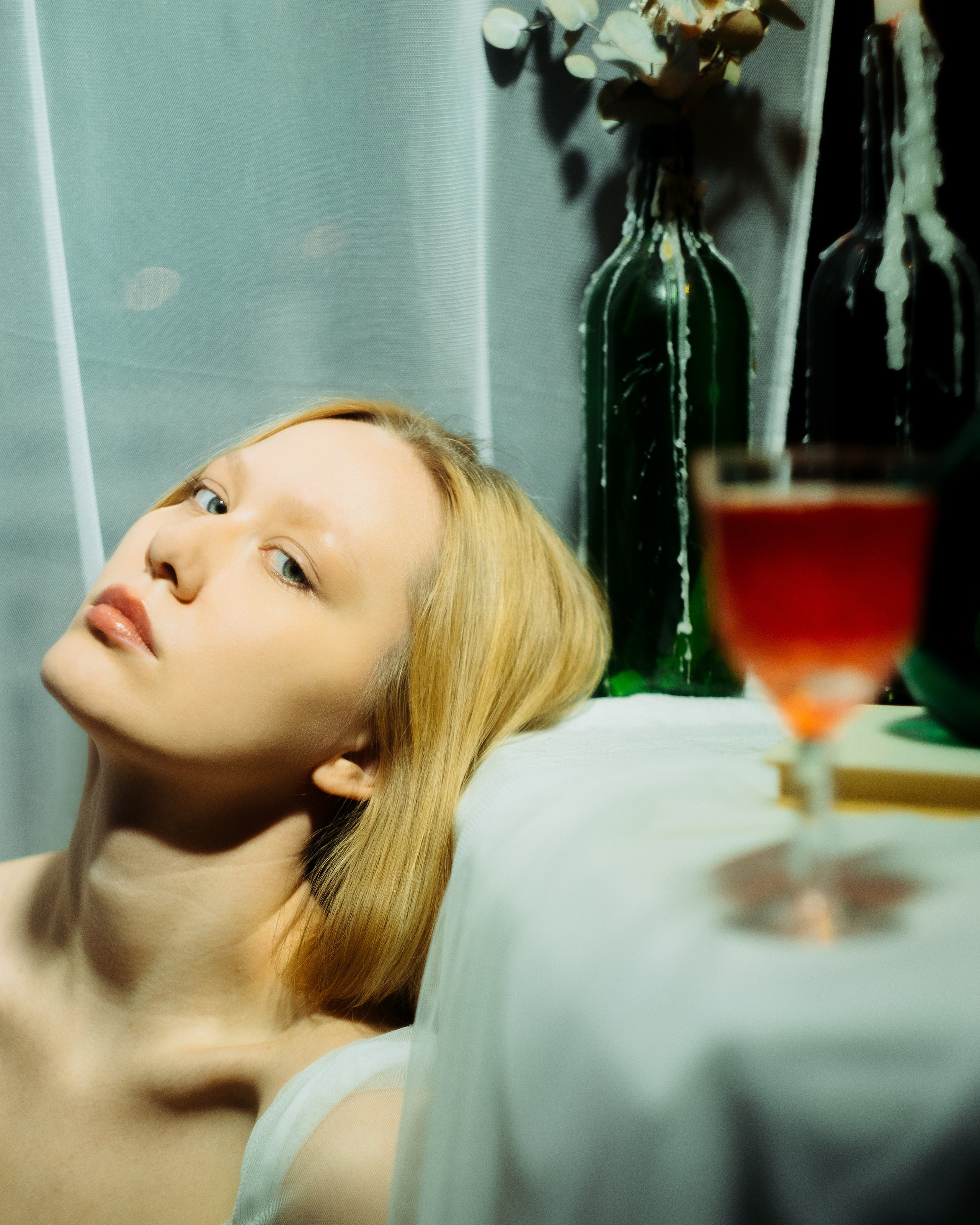 Художественная фотосессия девушки у стола со свечами и бокалом, авторский женский портрет в эстетике арт и fashion съемки