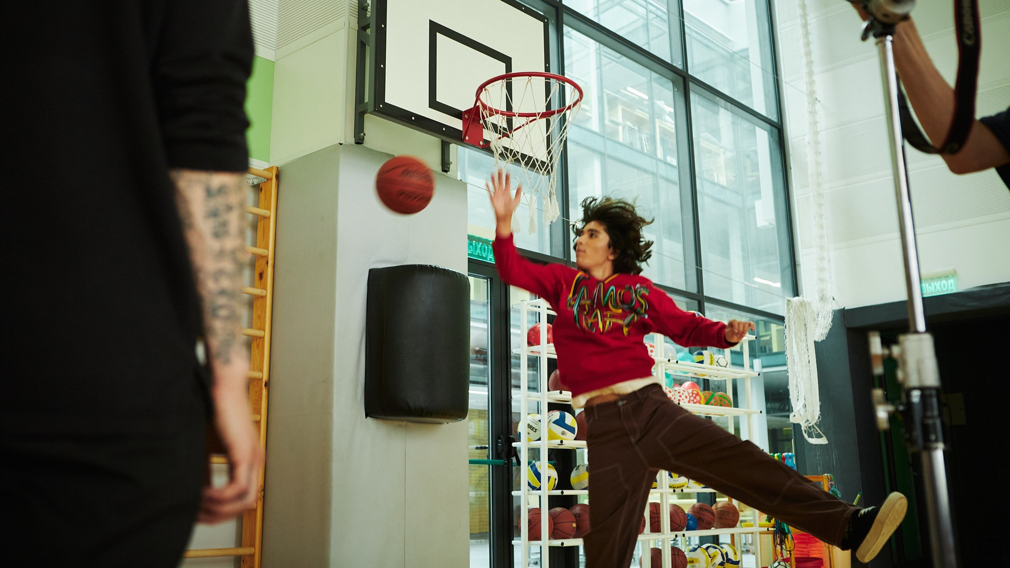 Бэкстейдж сериала «Школота» — репортажная фотосъёмка съёмочного процесса. Репортажный фотограф в Москве — Дмитрий Тарасов | Съёмка мероприятий, концертов, корпоративов