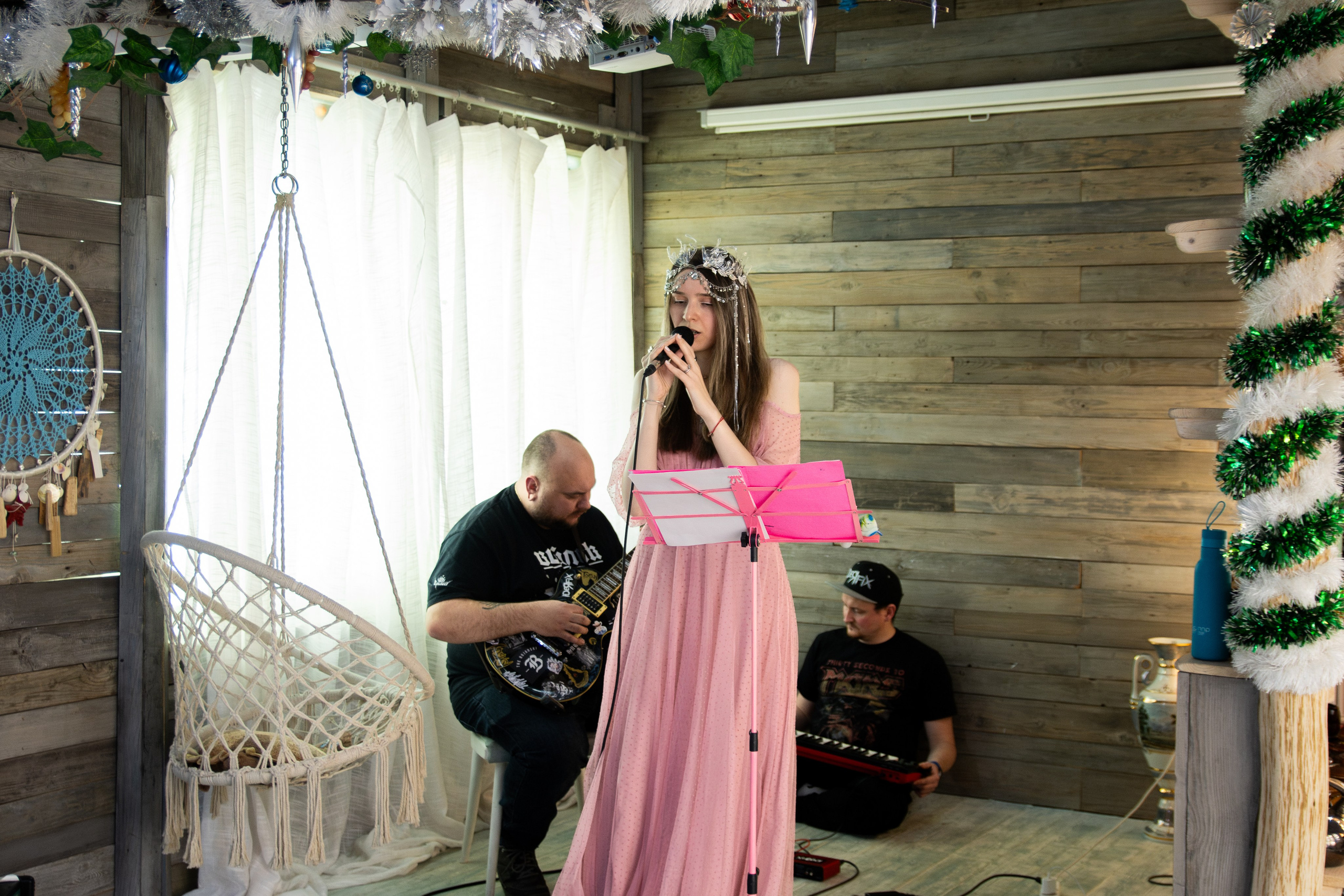 Музыкально-поэтический перфоманс на некорпоративе «Мы больше этой суеты». Репортажный фотограф в Москве Legiodot