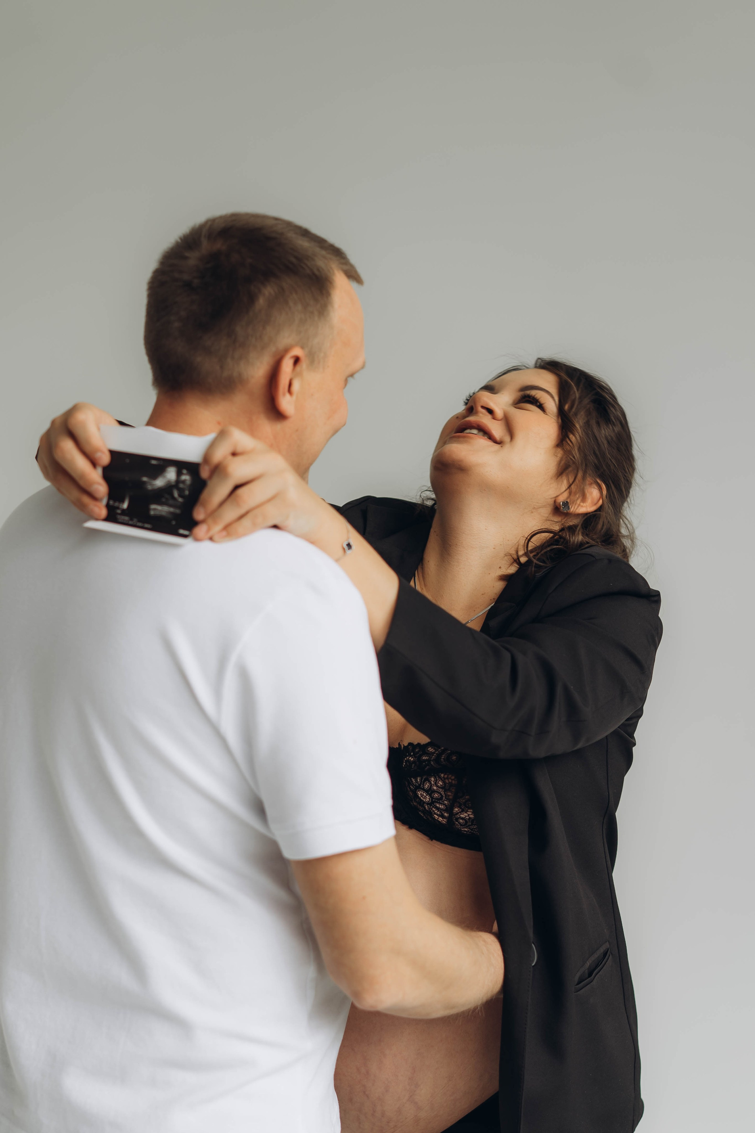 Беременность съемка пары в студии. Фотограф Екатеринбург Кокшарова Александра