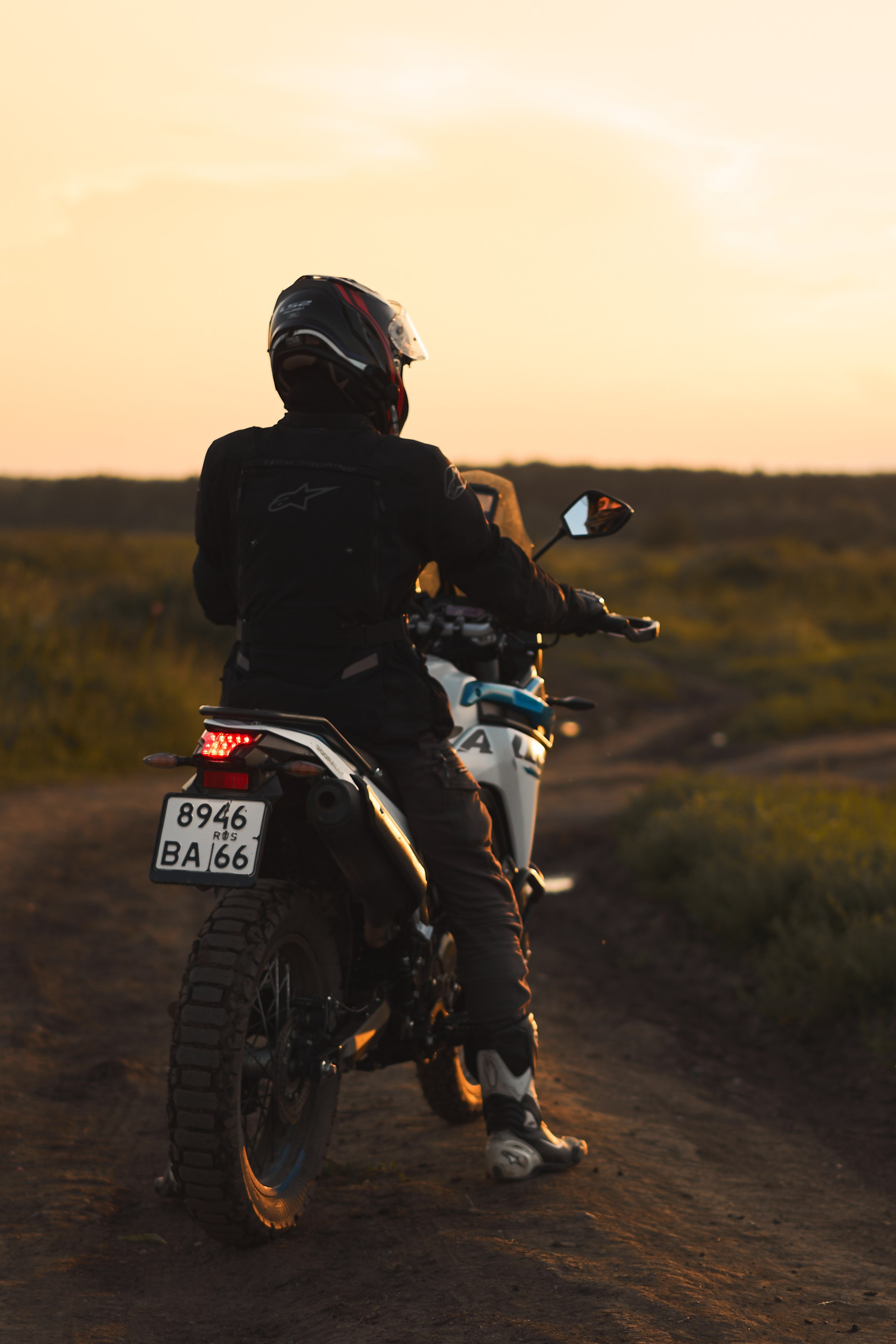 Съемка на закате с мотоциклом в поле. Фотограф Екатеринбург Кокшарова Александра