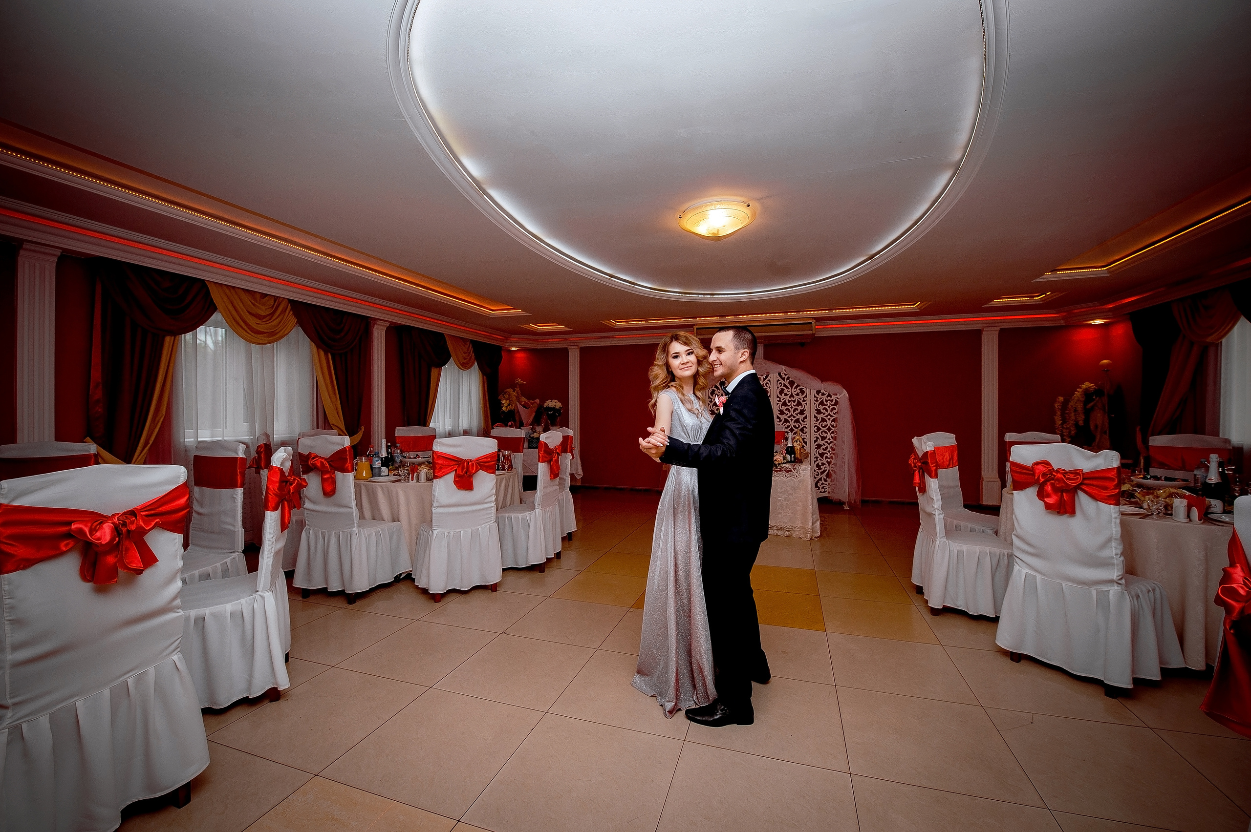 Свадьба В Щелково с фотосессией в кинотеатре и кафе. Свадебный и семейный фотограф Виктория Носачёва. Щелково, Москва и МО