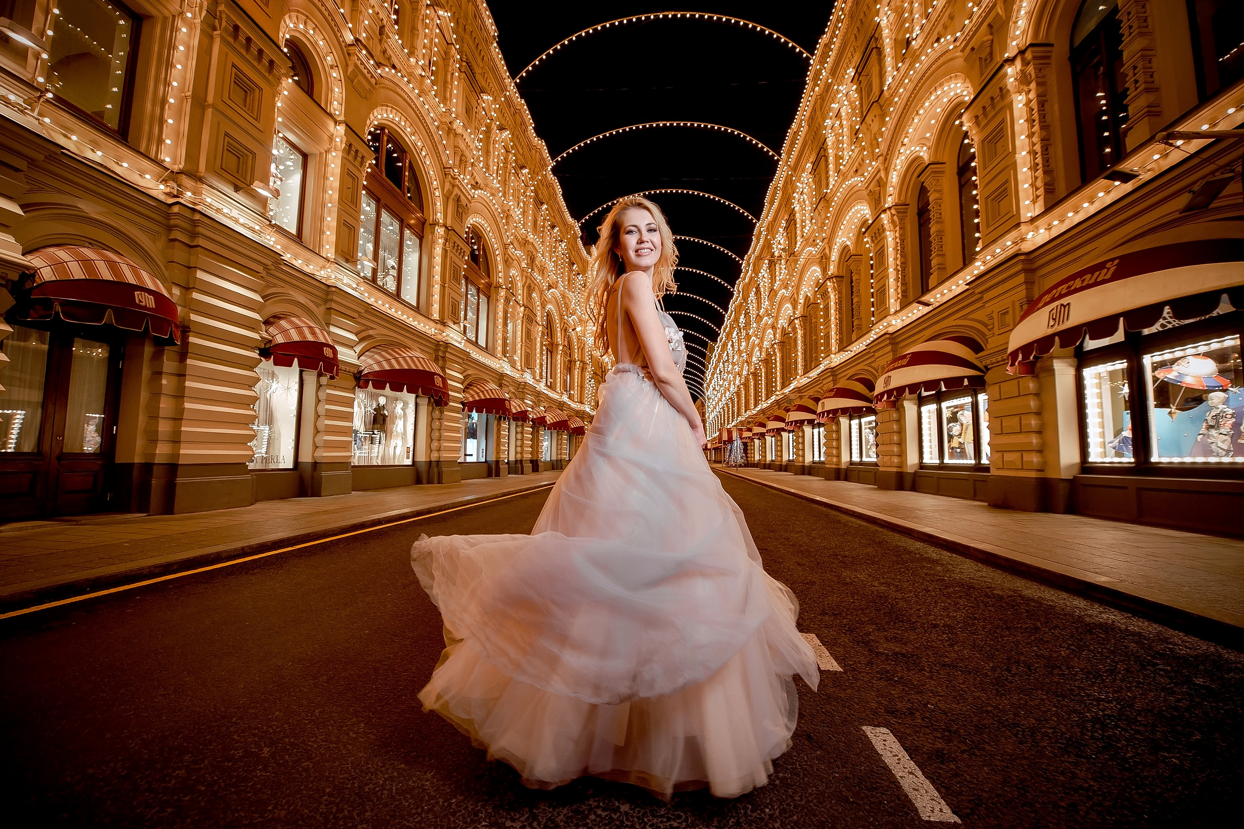 Фотосессия в Москве ночью на ул. Никольская. Свадебный и семейный фотограф Виктория Носачёва. Щелково, Москва и МО