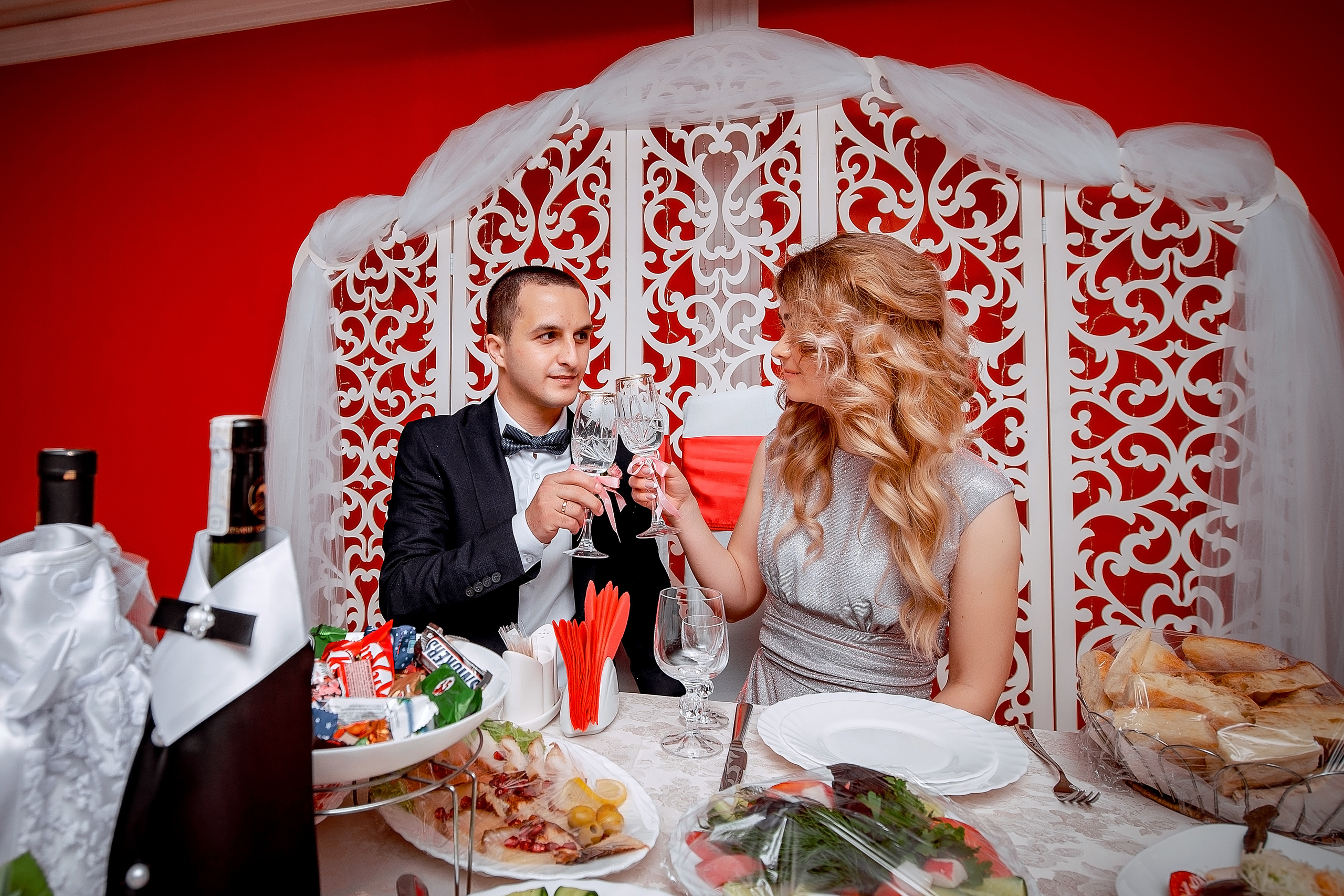 Свадьба В Щелково с фотосессией в кинотеатре и кафе. Свадебный и семейный фотограф Виктория Носачёва. Щелково, Москва и МО