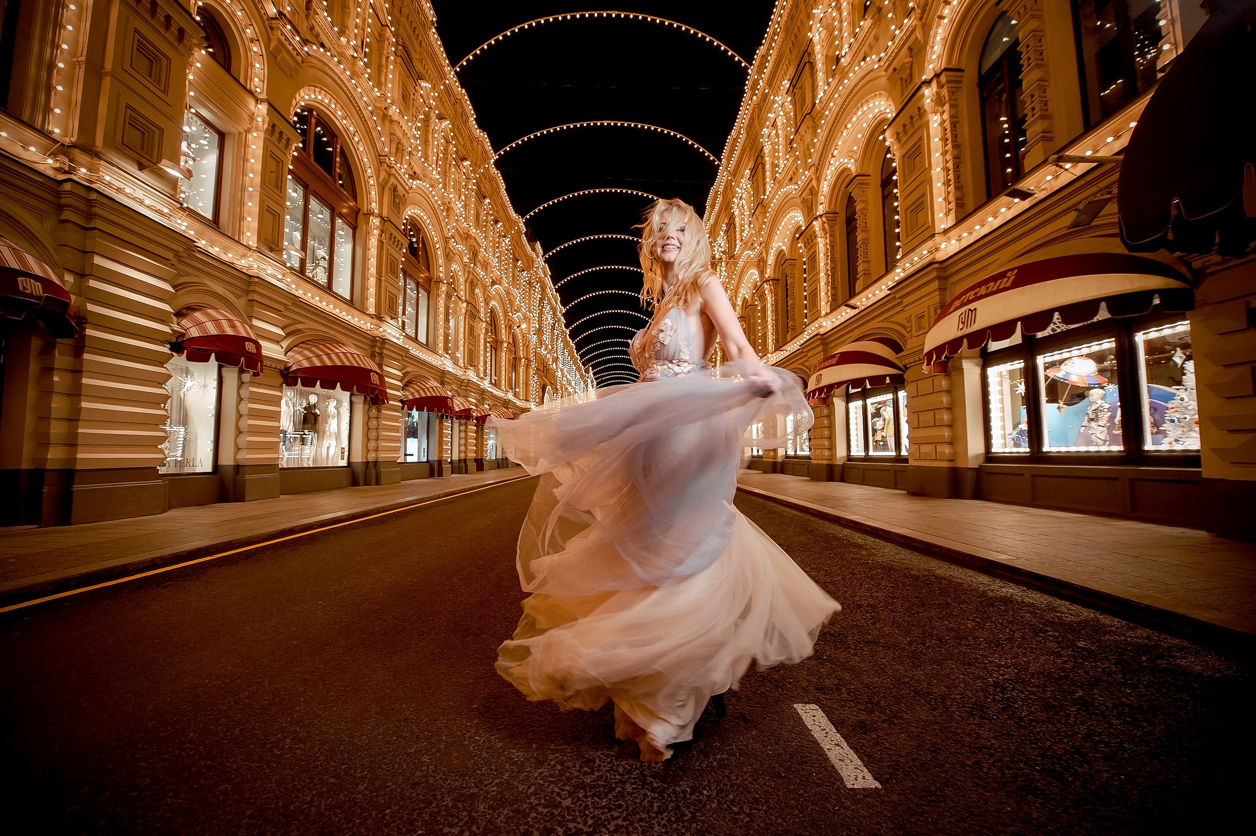 Фотосессия в Москве ночью на ул. Никольская. Свадебный и семейный фотограф Виктория Носачёва. Щелково, Москва и МО