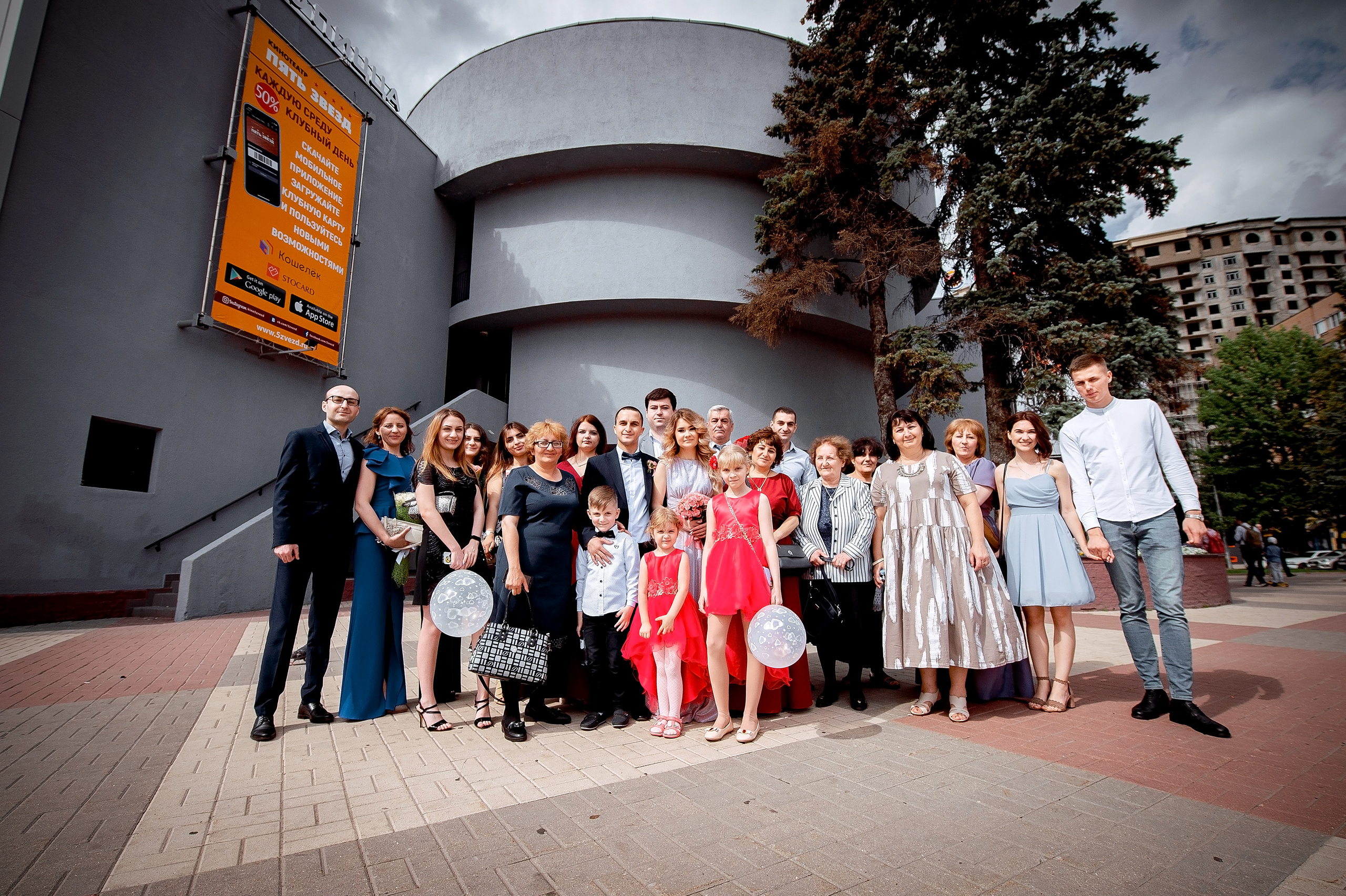 Свадьба В Щелково с фотосессией в кинотеатре и кафе. Свадебный и семейный фотограф Виктория Носачёва. Щелково, Москва и МО