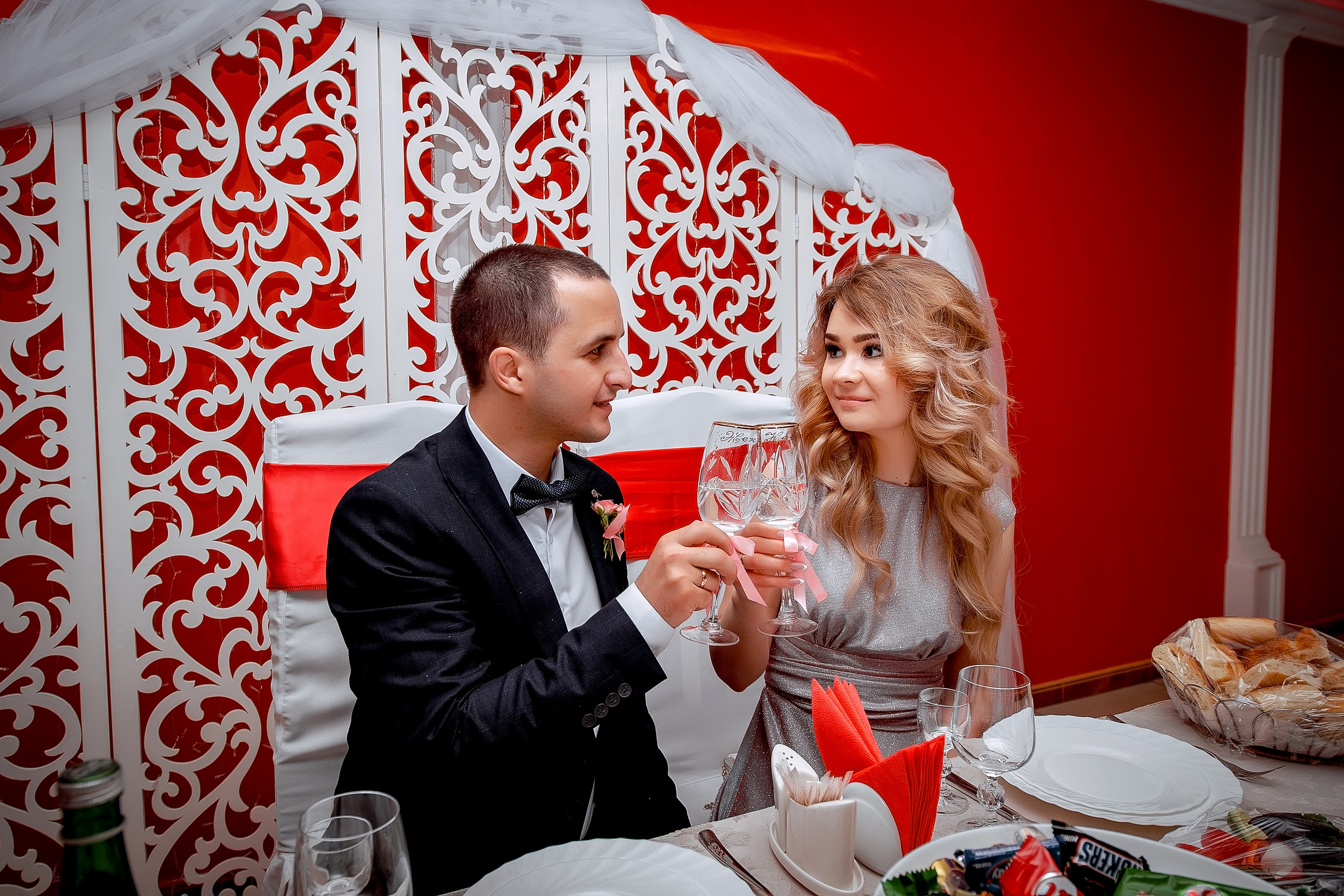 Свадьба В Щелково с фотосессией в кинотеатре и кафе. Свадебный и семейный фотограф Виктория Носачёва. Щелково, Москва и МО