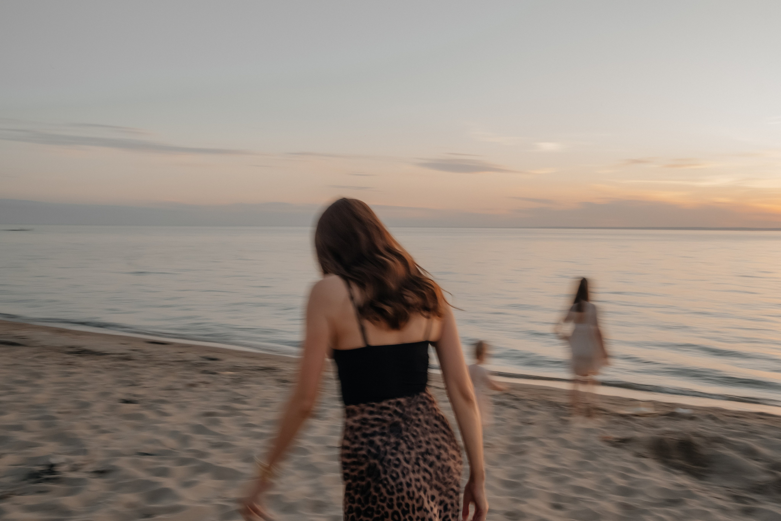 Катя с дочками на берегу. Фотограф в Новосибирске Диана Ильиных