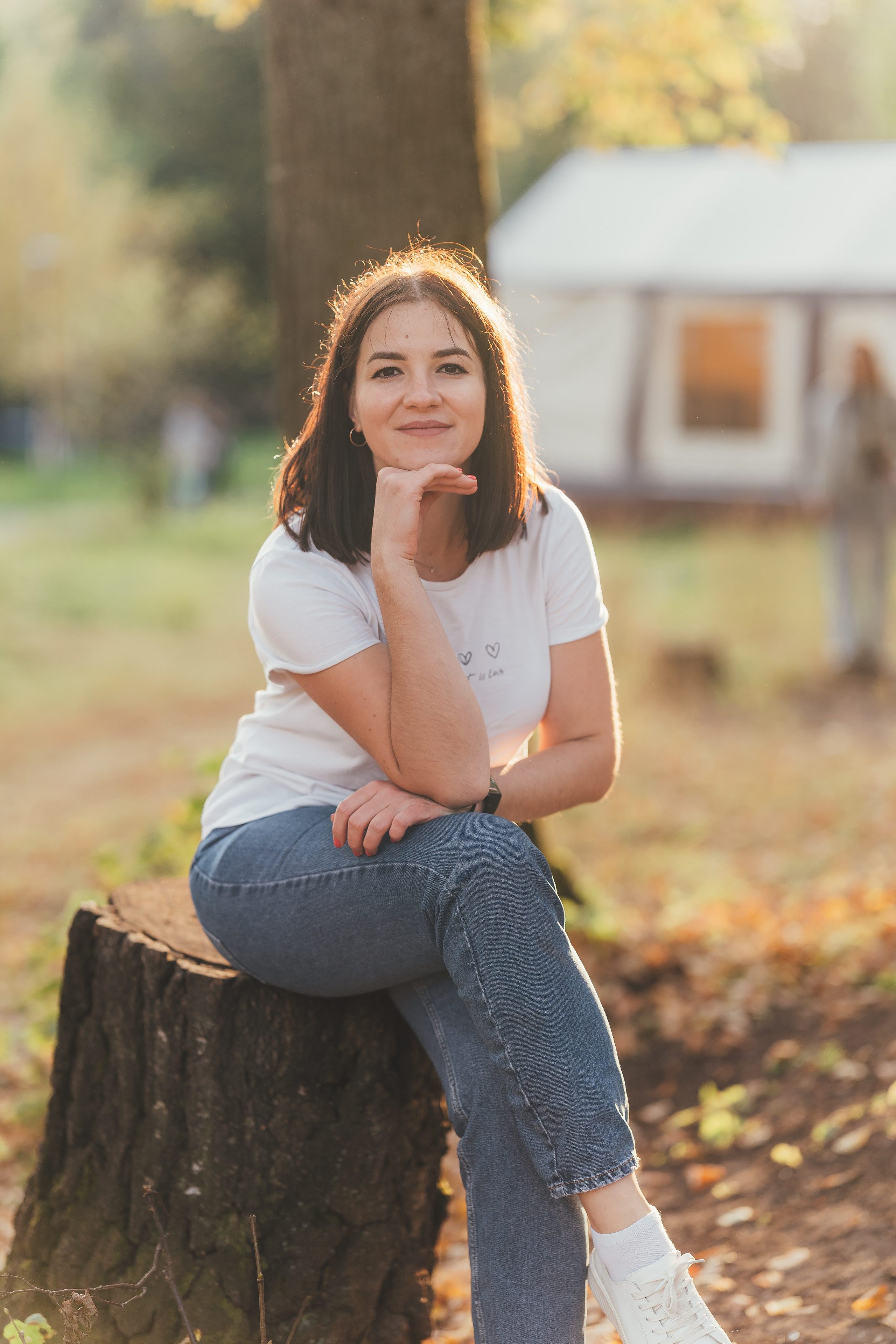 Молодая девушка в лучах закатного солнца