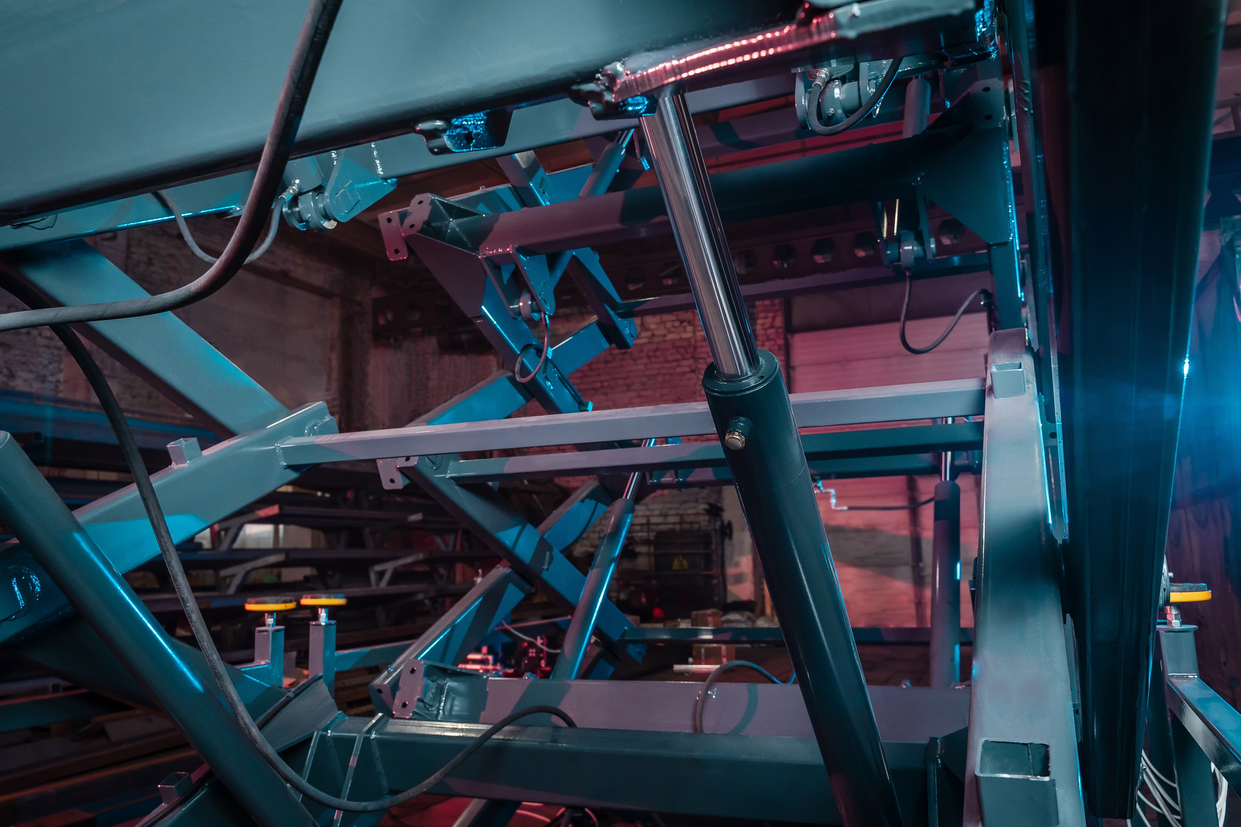 Установка гидроцилиндра в механизм «ножниц» подъёмника