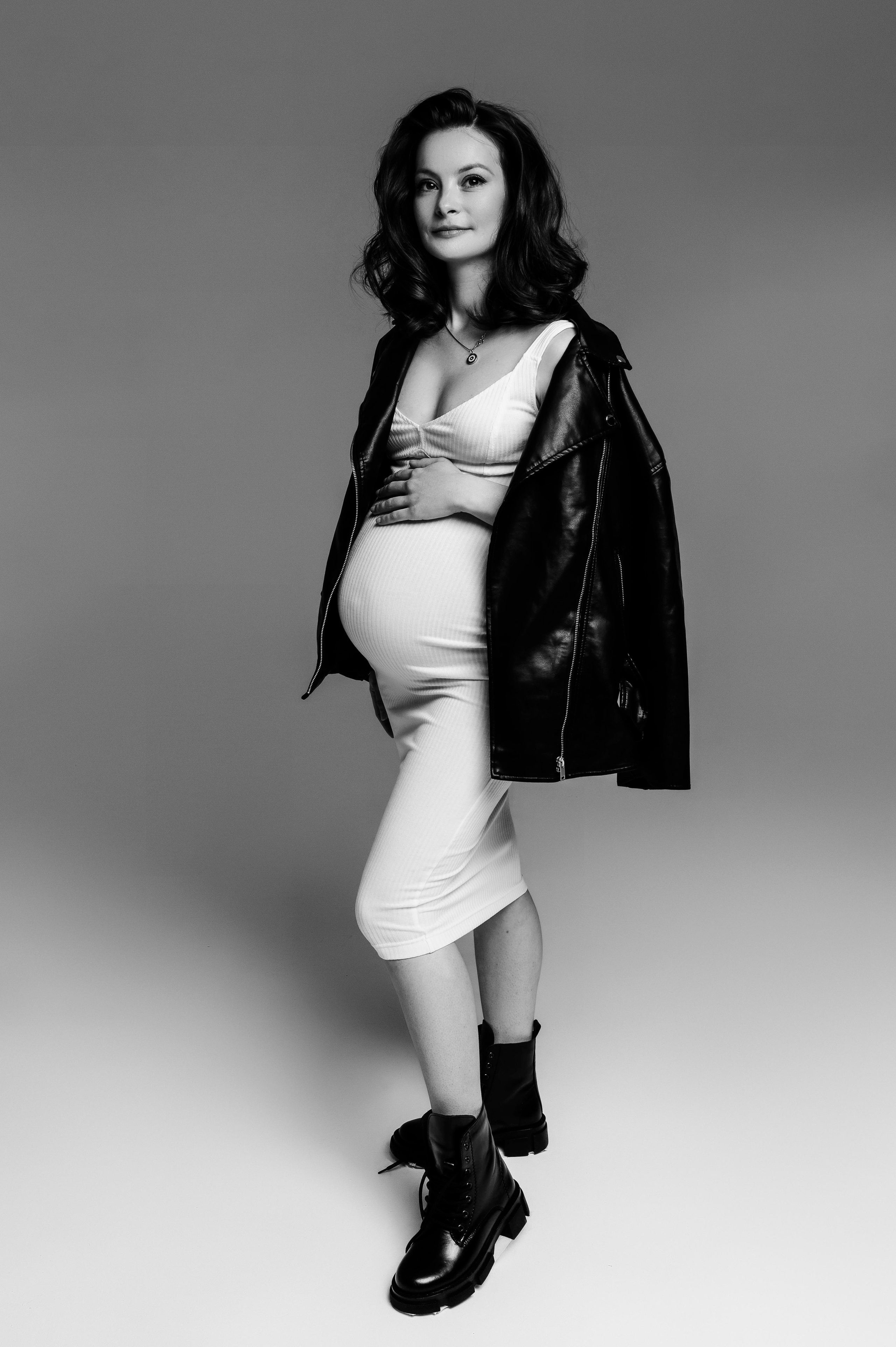 Ирина. Профессиональный фотограф беременности в СПБ. Стильные фотосессии беременности в стиле минимализм и классическая фотография