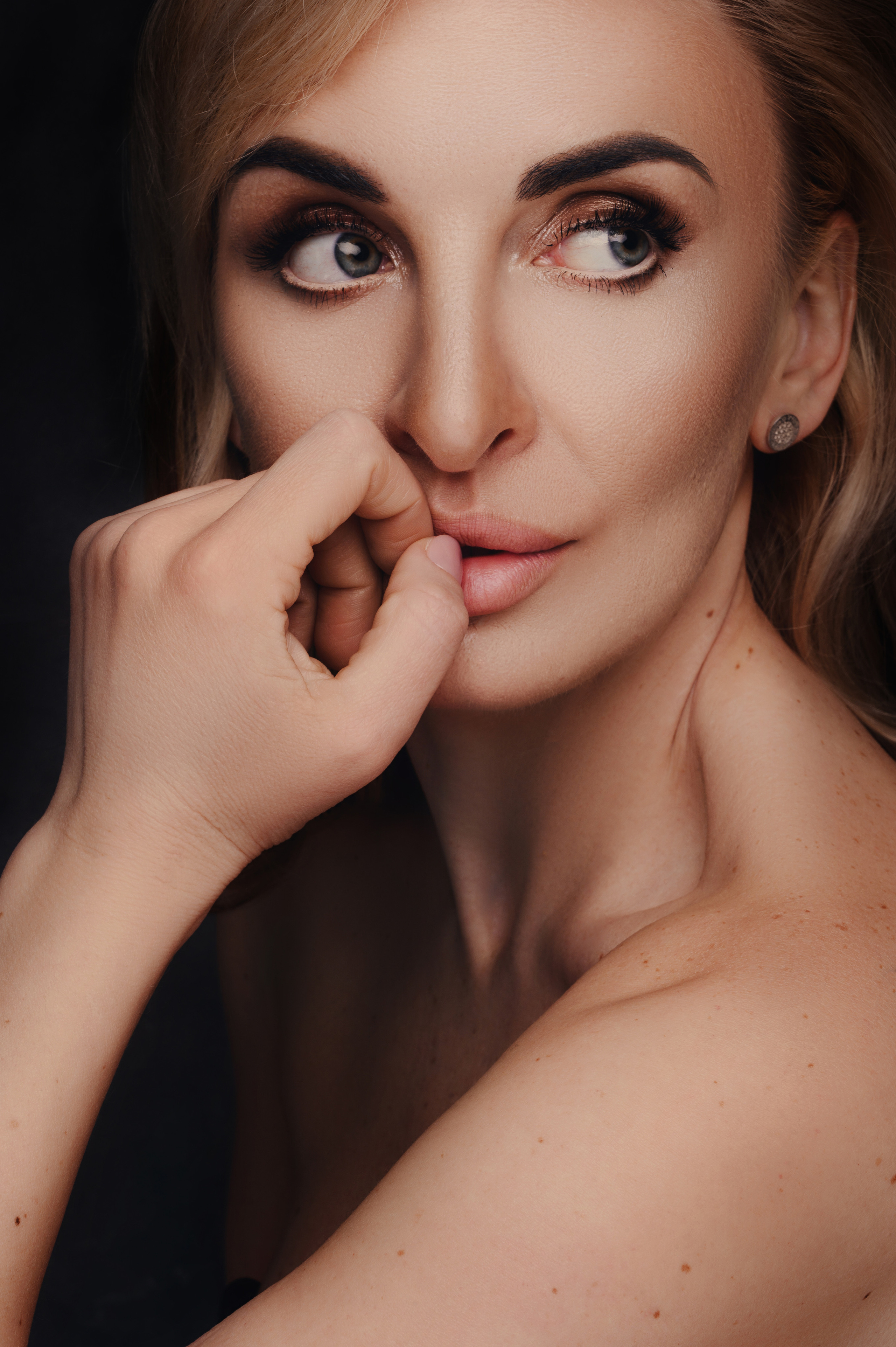 Юлия. Профессиональный фотограф беременности в СПБ. Стильные фотосессии беременности в стиле минимализм и классическая фотография