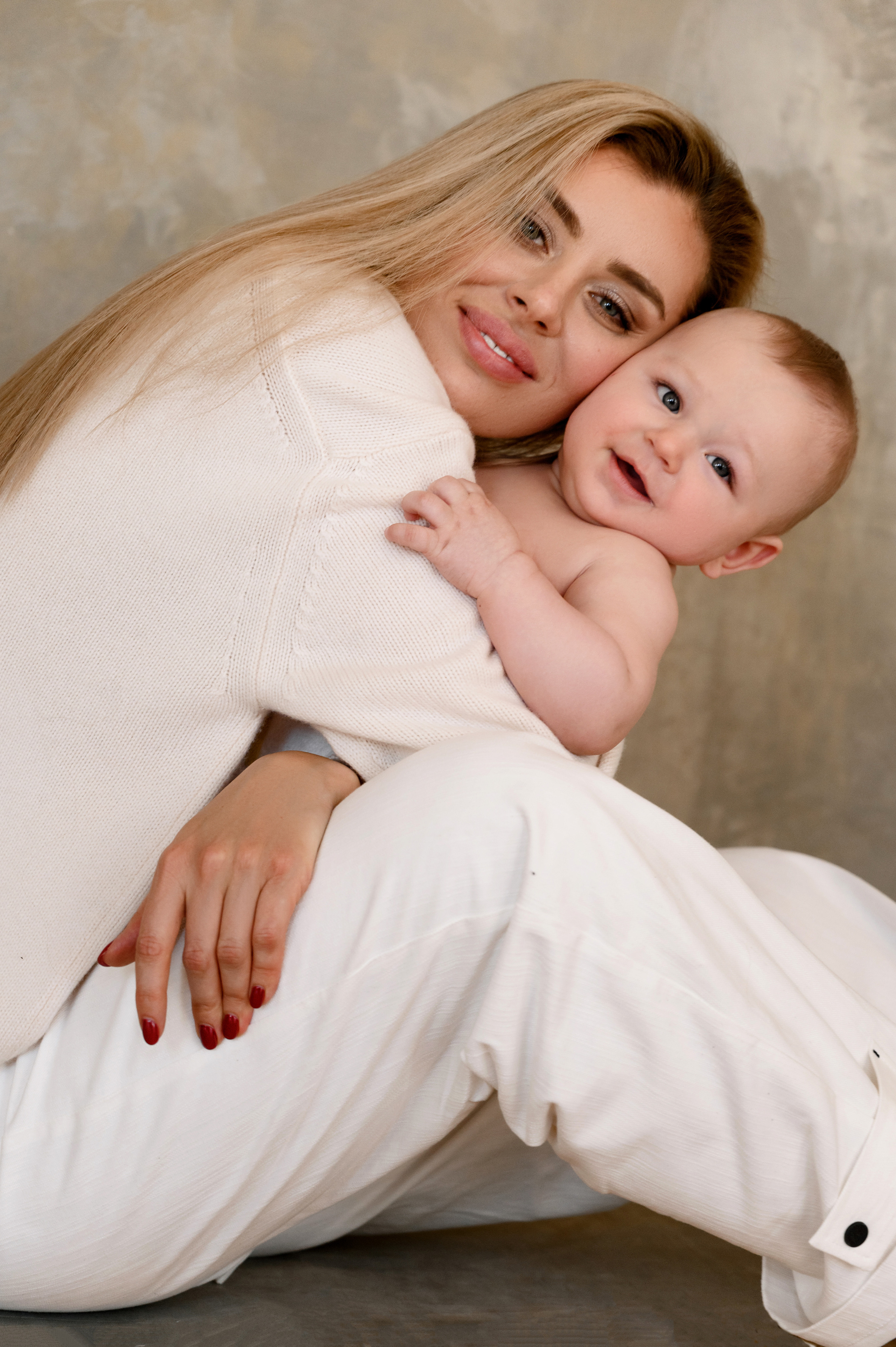 Яна. Профессиональный фотограф беременности в СПБ. Стильные фотосессии беременности в стиле минимализм и классическая фотография