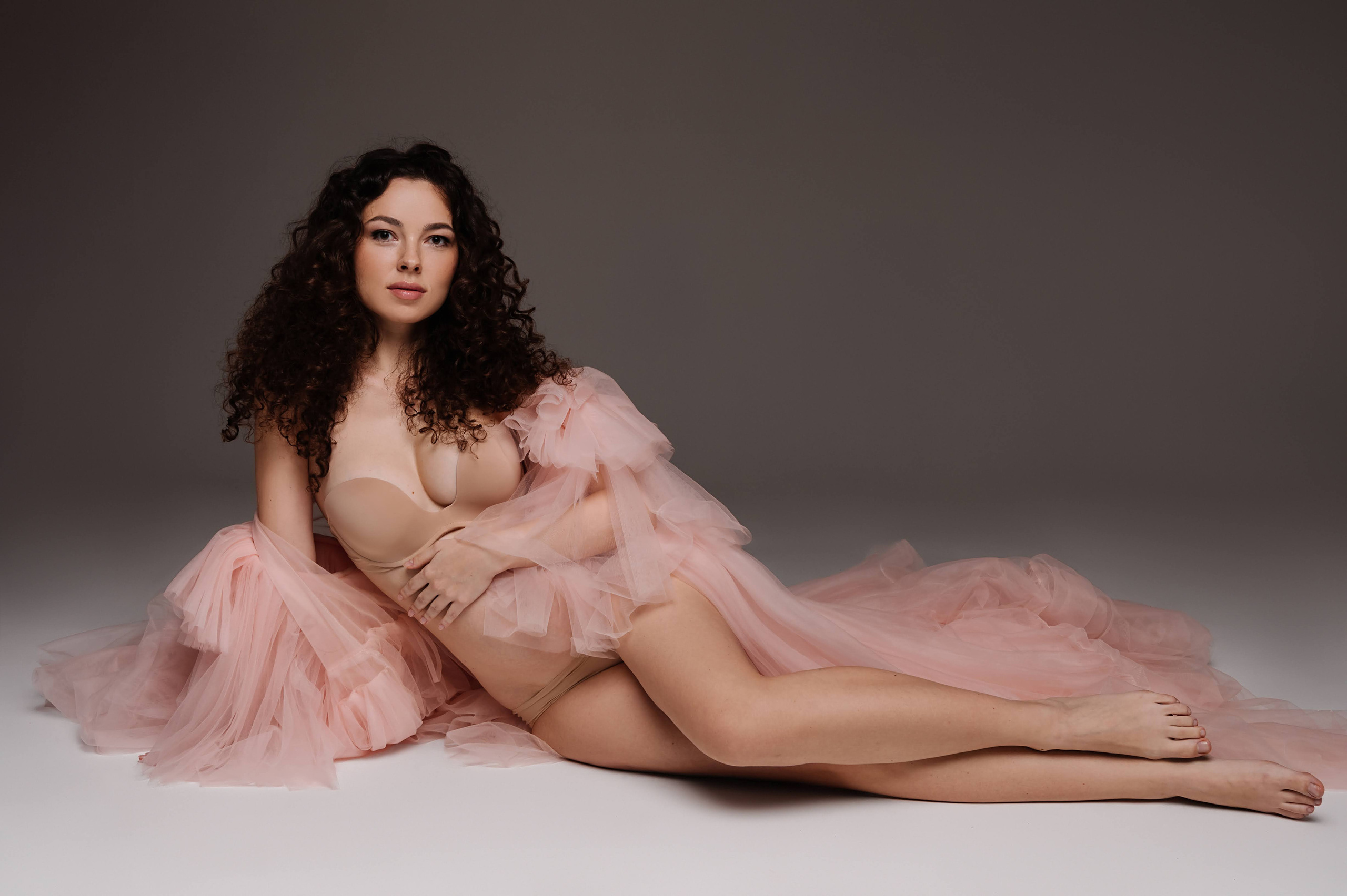 Фотосъемка беременности. Профессиональный фотограф беременности в СПБ. Стильные фотосессии беременности в стиле минимализм и классическая фотография