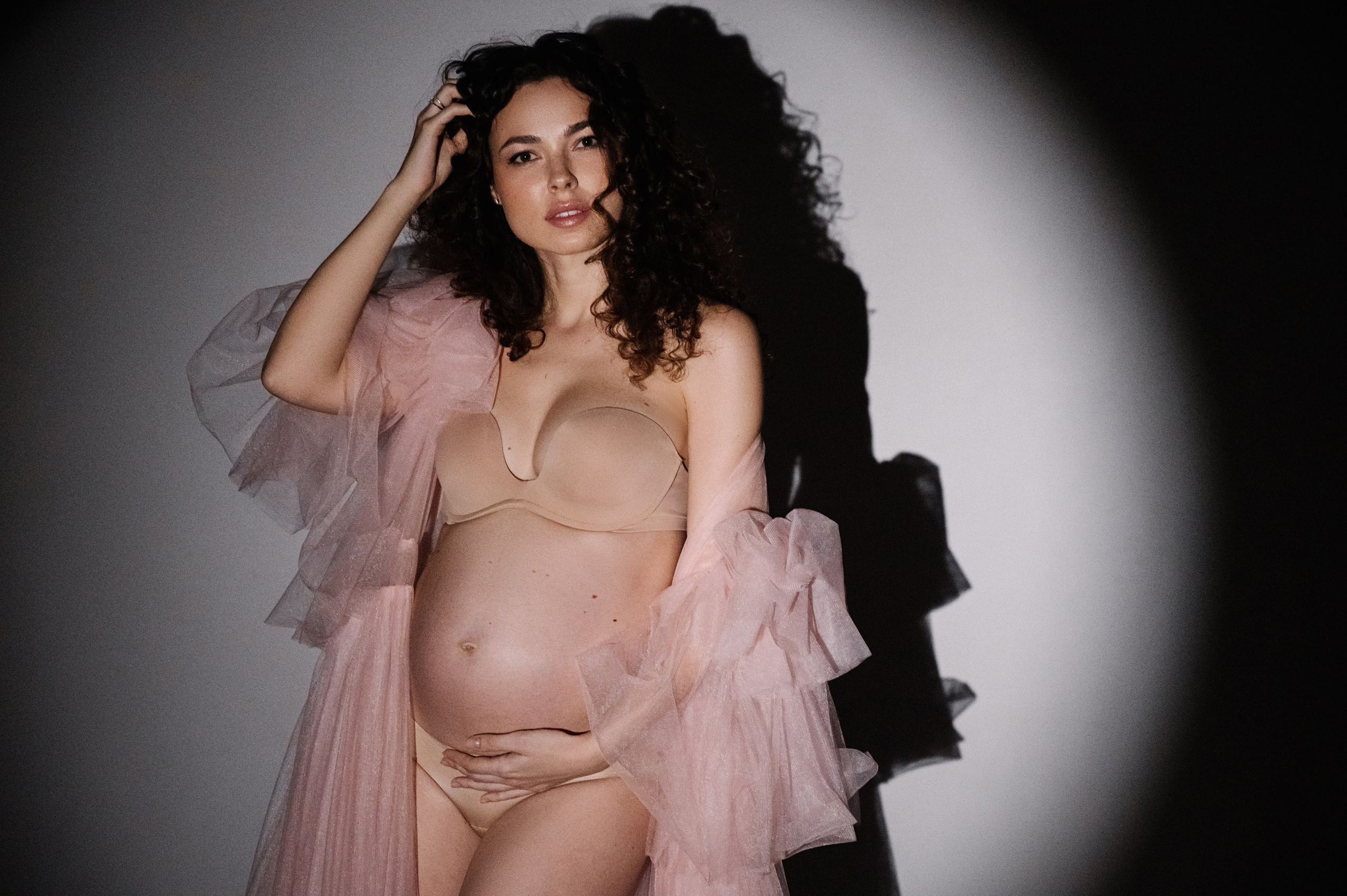 Фотосъемка беременности. Профессиональный фотограф беременности в СПБ. Стильные фотосессии беременности в стиле минимализм и классическая фотография
