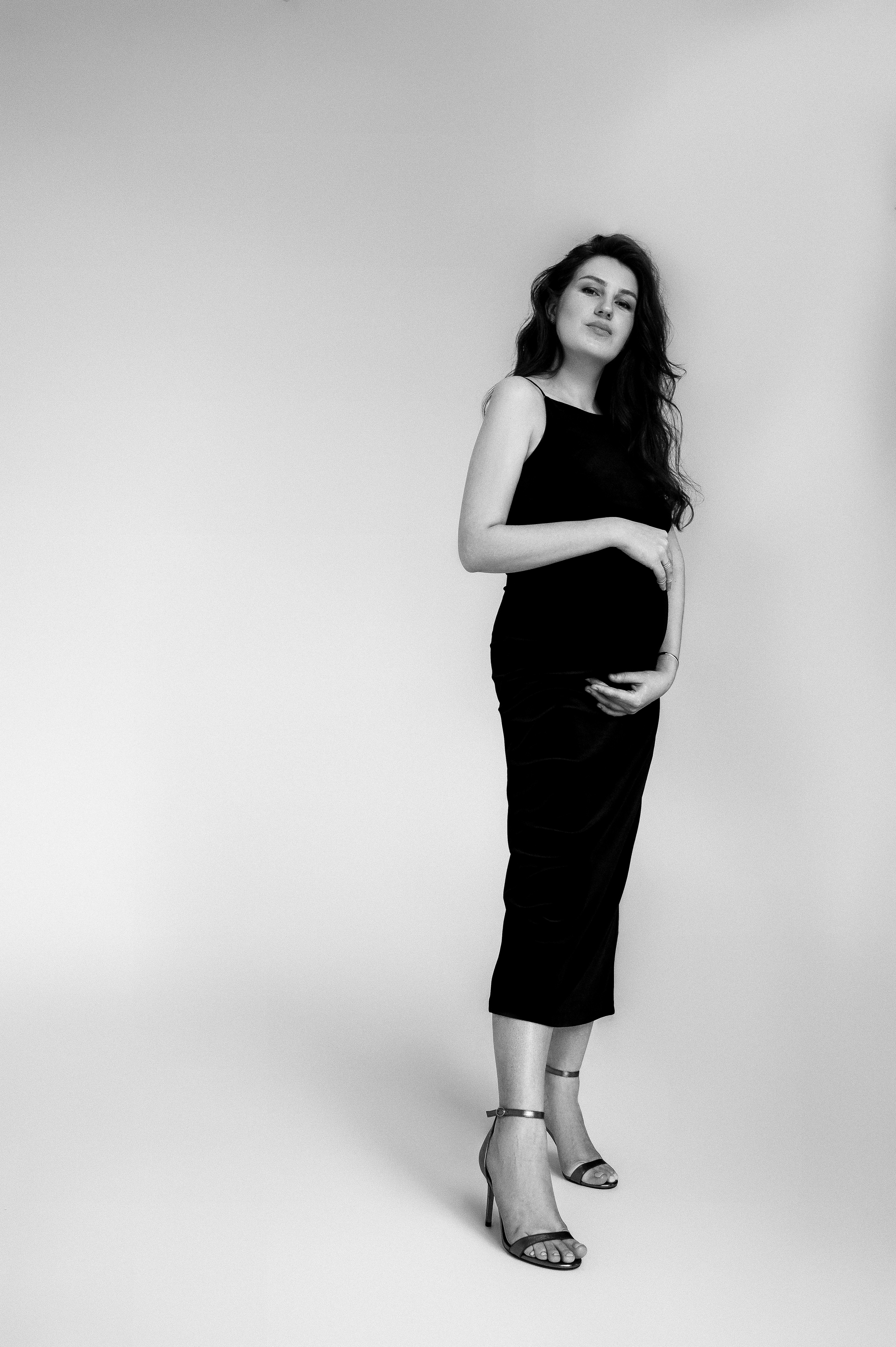 Татьяна в ожидании. Профессиональный фотограф беременности в СПБ. Стильные фотосессии беременности в стиле минимализм и классическая фотография