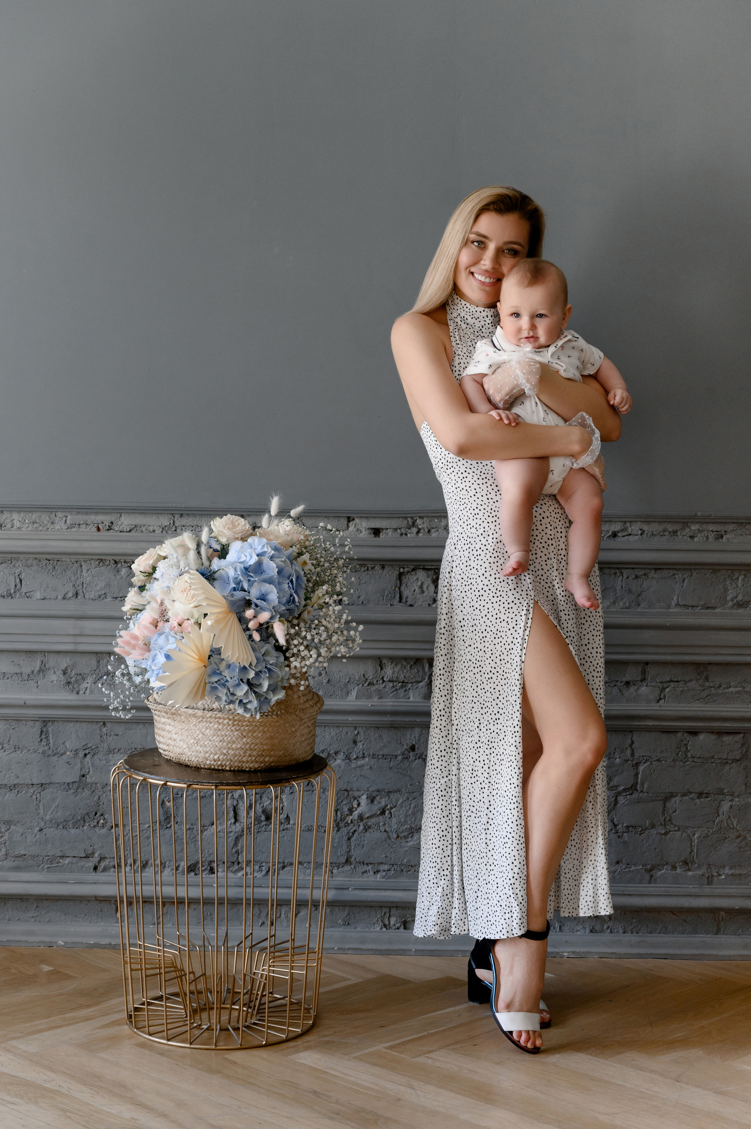 Яна. Профессиональный фотограф беременности в СПБ. Стильные фотосессии беременности в стиле минимализм и классическая фотография