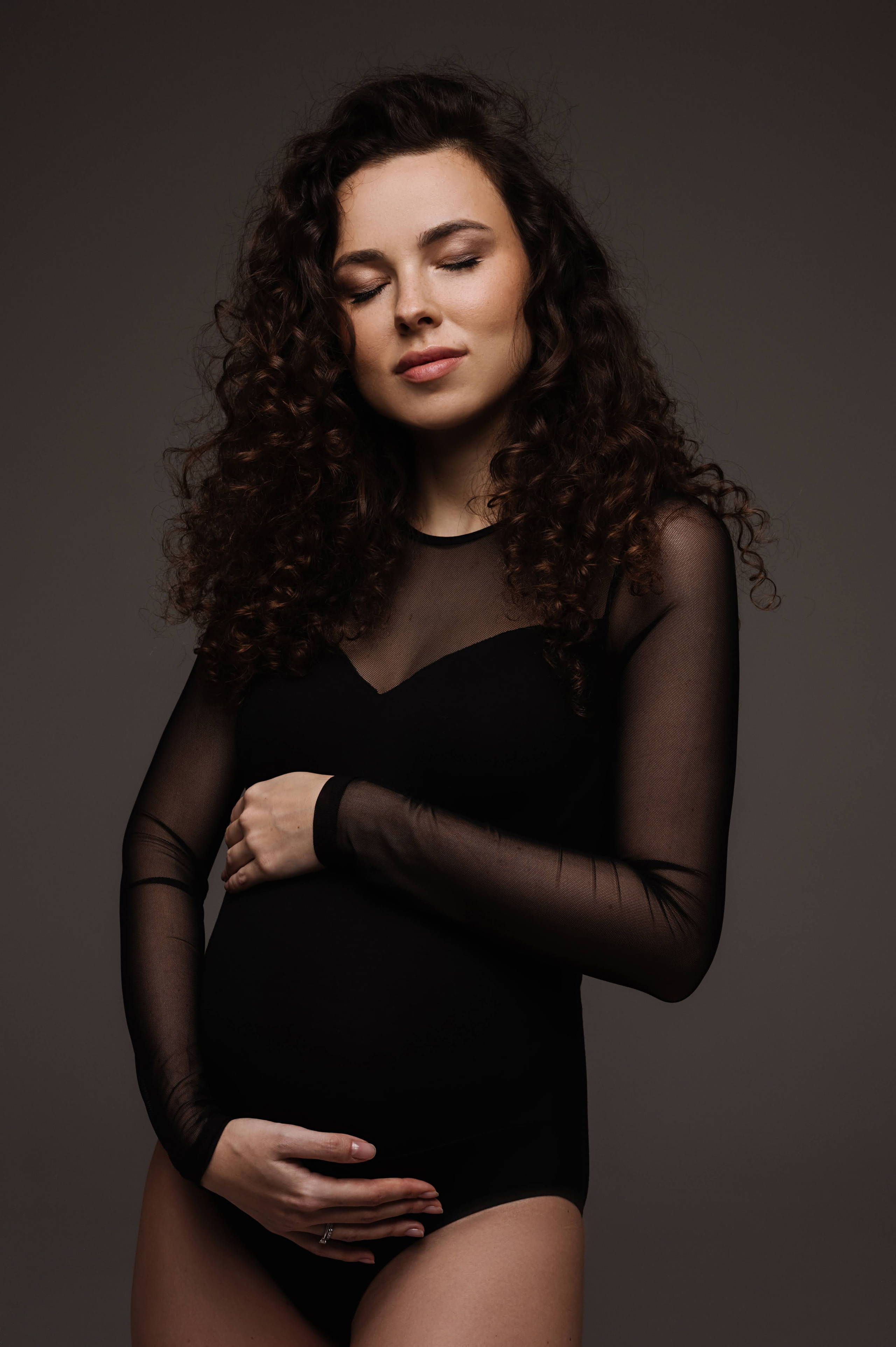 Фотосъемка беременности. Профессиональный фотограф беременности в СПБ. Стильные фотосессии беременности в стиле минимализм и классическая фотография