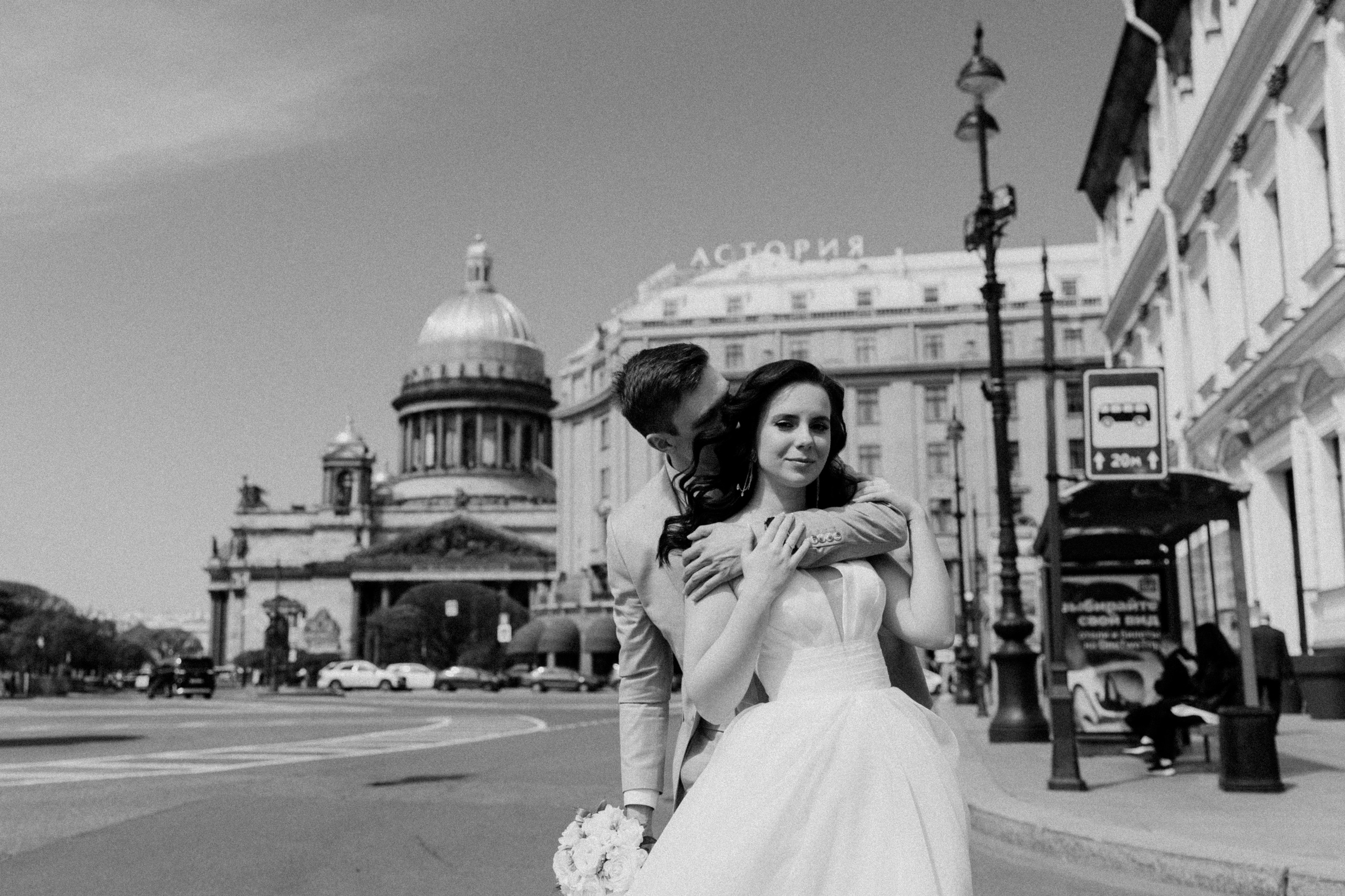 Свадебная фотосессия у Исаакиевского собора в Санкт-Петербурге: пара обнимается на фоне собора.