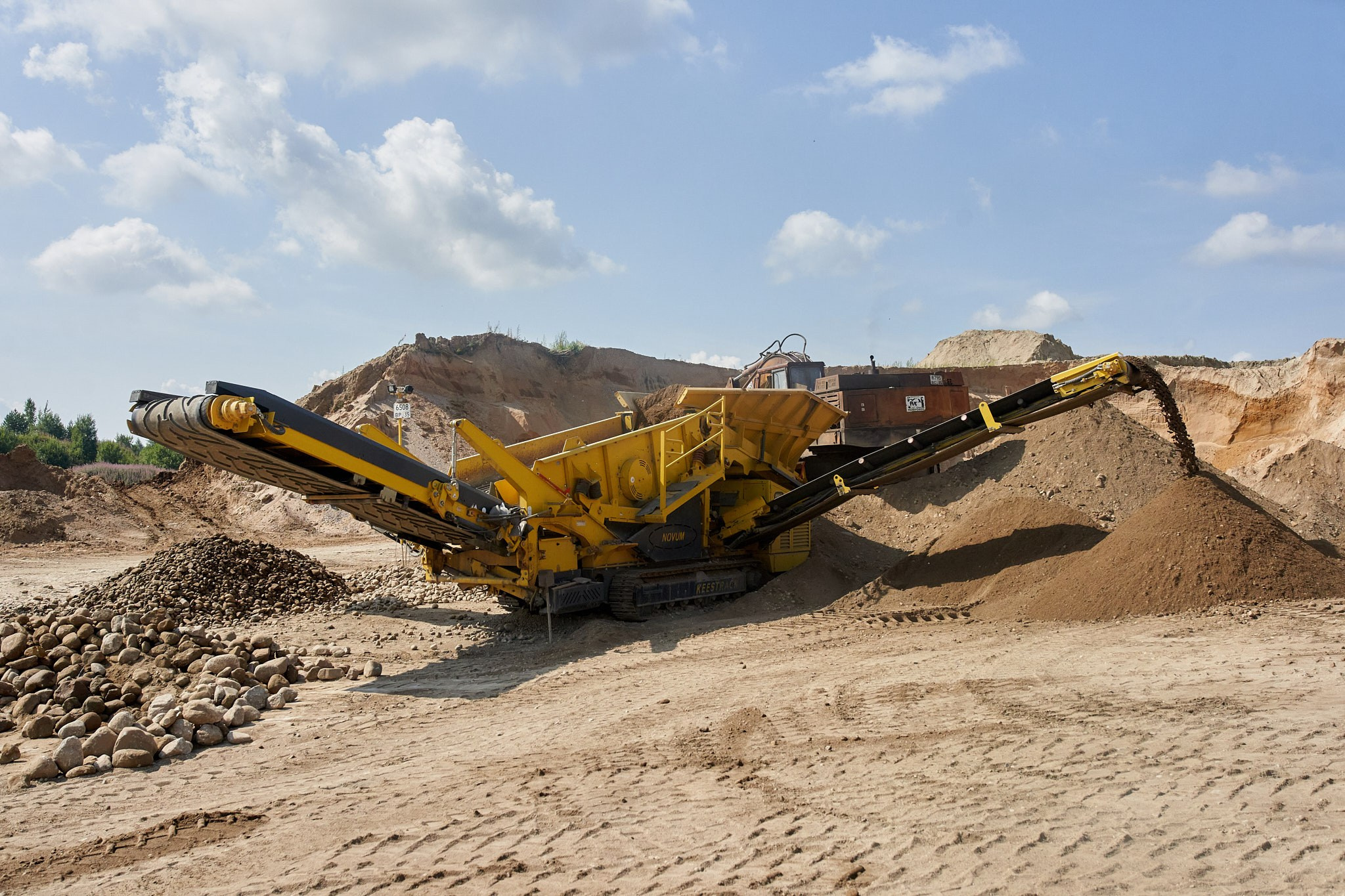 Сортировка песка. Фотосъемка промышленности. Бизнес промышленая съемка.