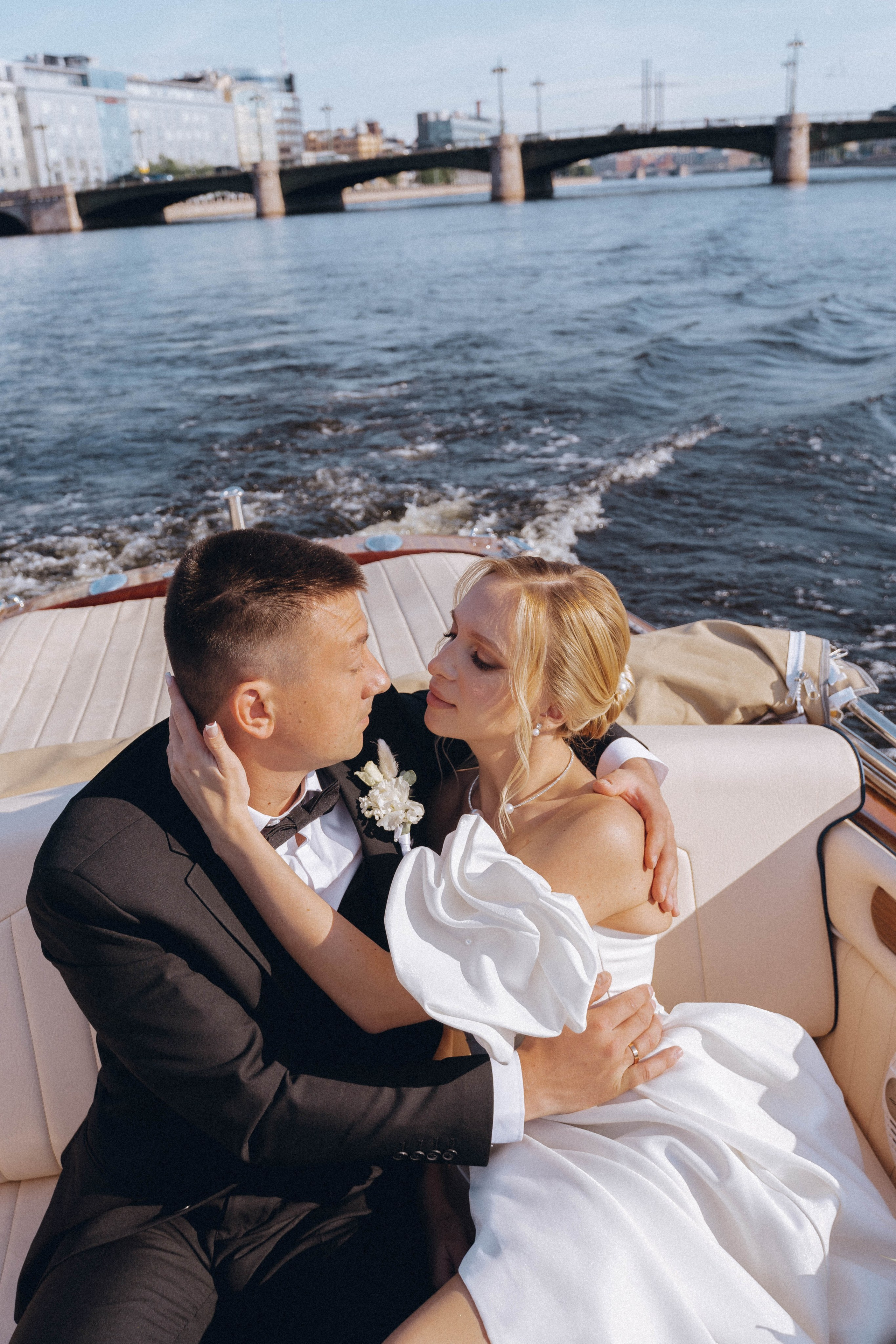 СВАДЕНБНАЯ СЬЕМКА НА КАТЕРЕ ПО КАНАЛАМ САНКТ-ПЕТЕРБУРГА И В АКВАТОРИИ НЕВЫ. Профессиональный фотограф, Санкт-Петербург — Виктория Богомолова