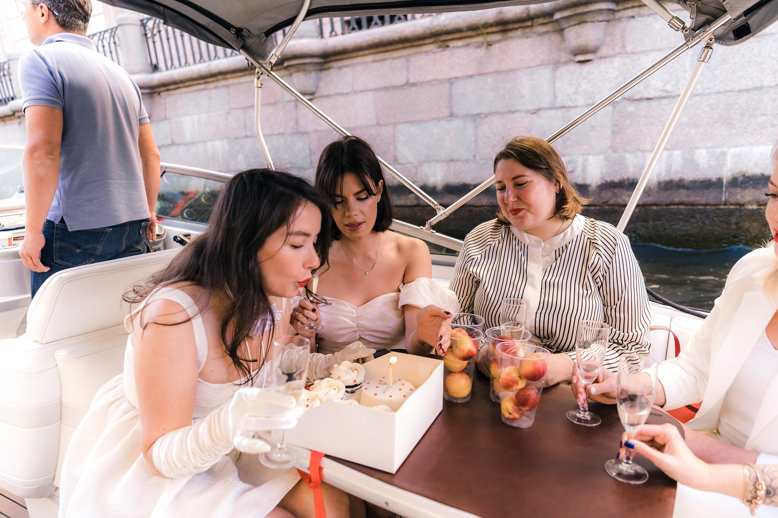 Фотосъемка девичника, встреча девушек, веселые женские портреты