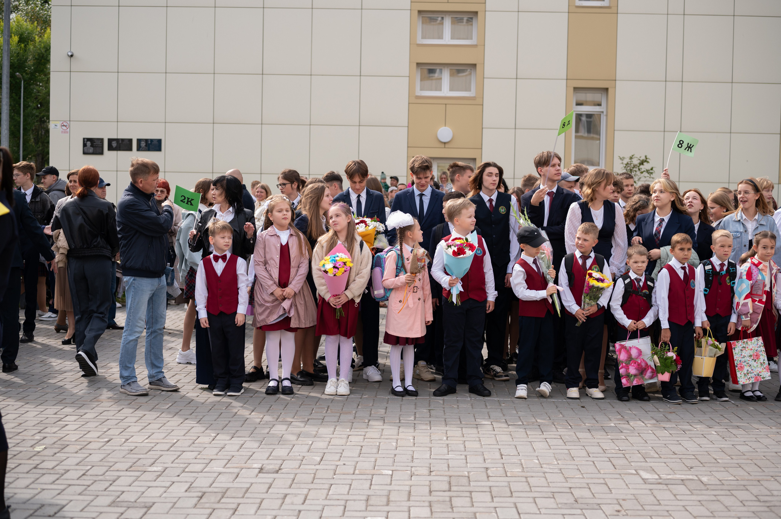1 сентября 16 гимназия 2 класс (линейка + в классе+ на улице). Фотограф новорожденных, семейный детский в Тюмени Татьяна Морозова