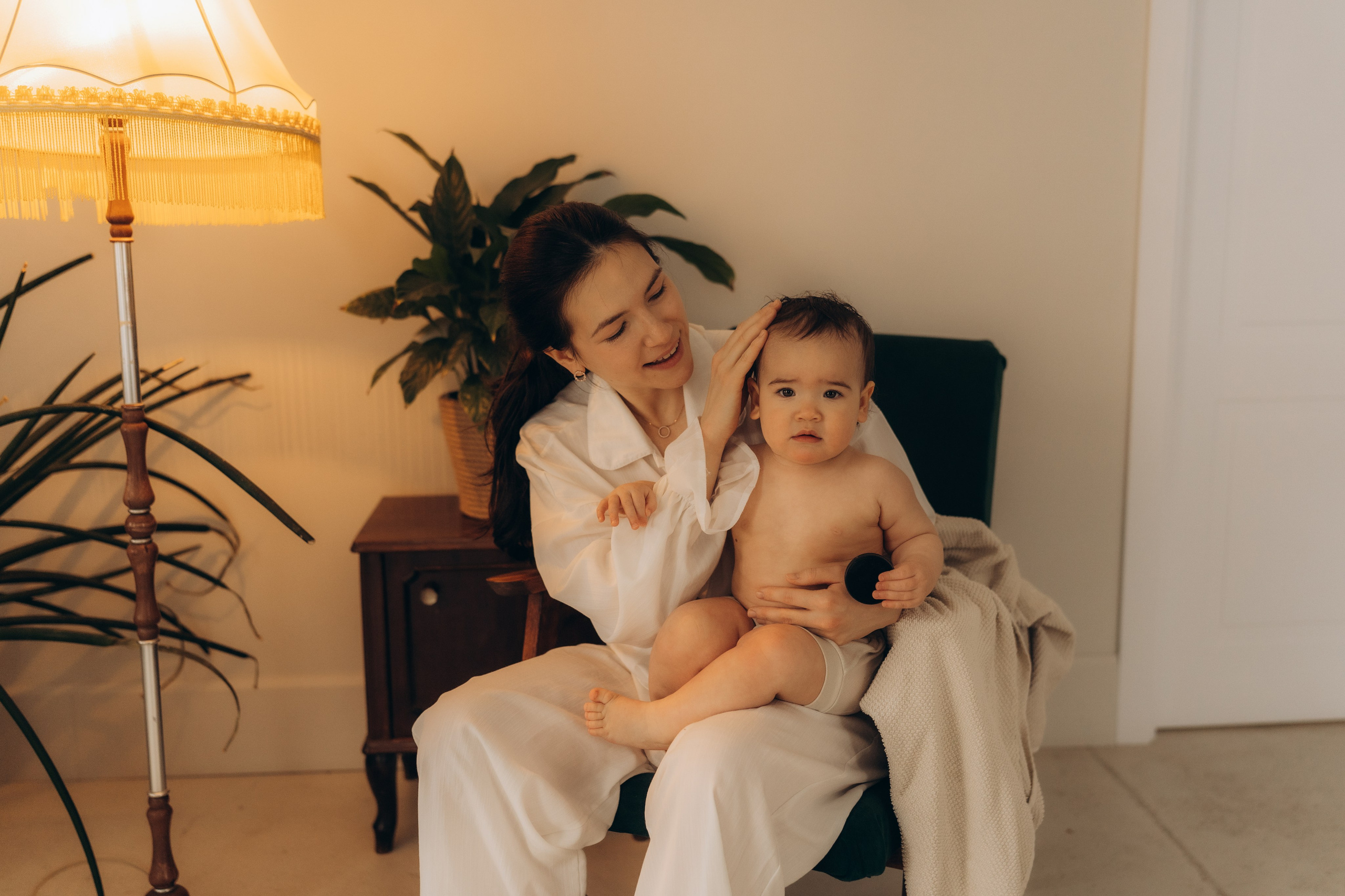 Мама с дочкой, банные процедуры. Семейный фотограф в Казани