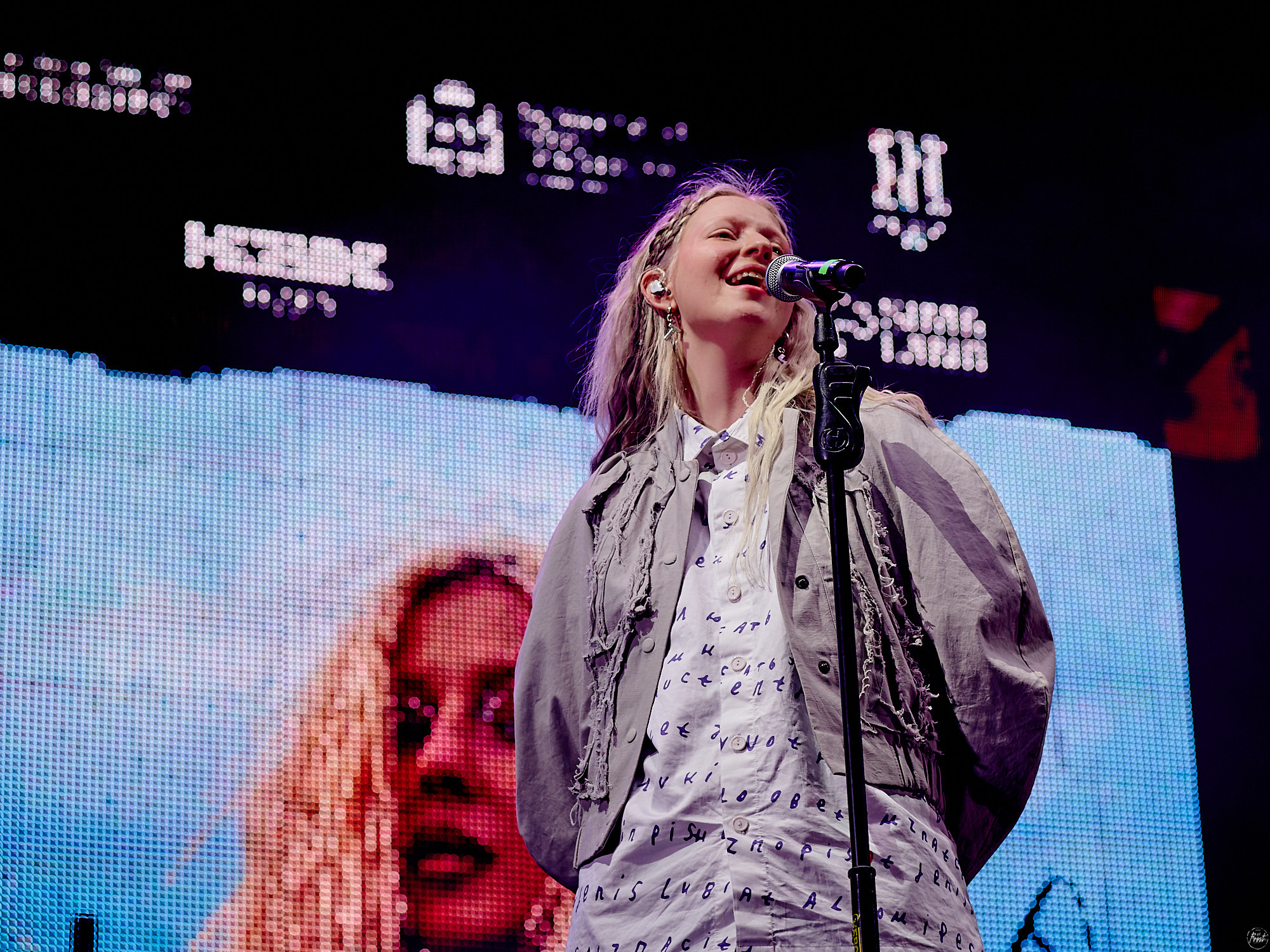 Тося Чайкина на фестивале Ural Music Night 2023. Фотографии отовсюду и обо всем