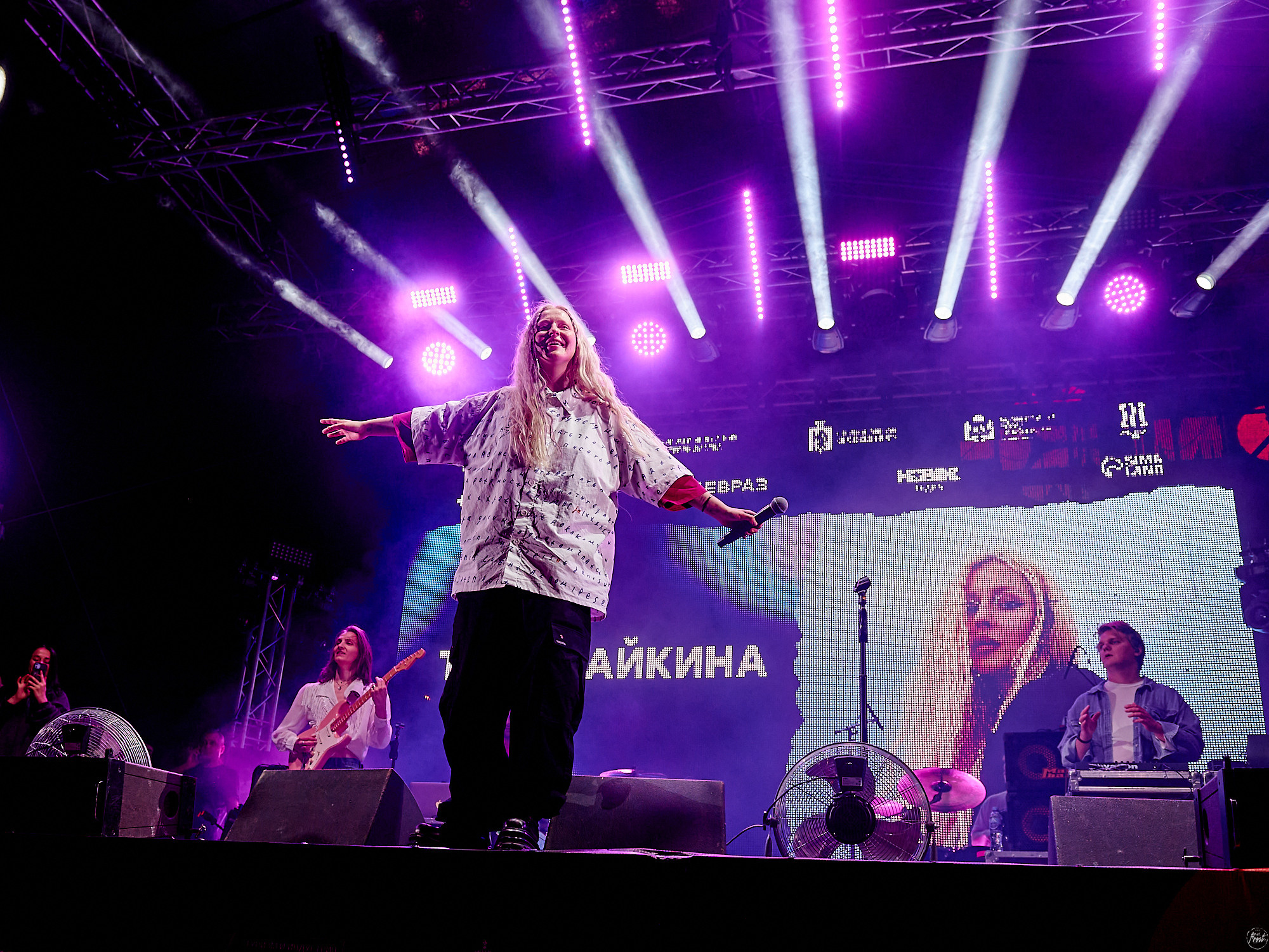 Тося Чайкина на фестивале Ural Music Night 2023. Фотографии отовсюду и обо всем