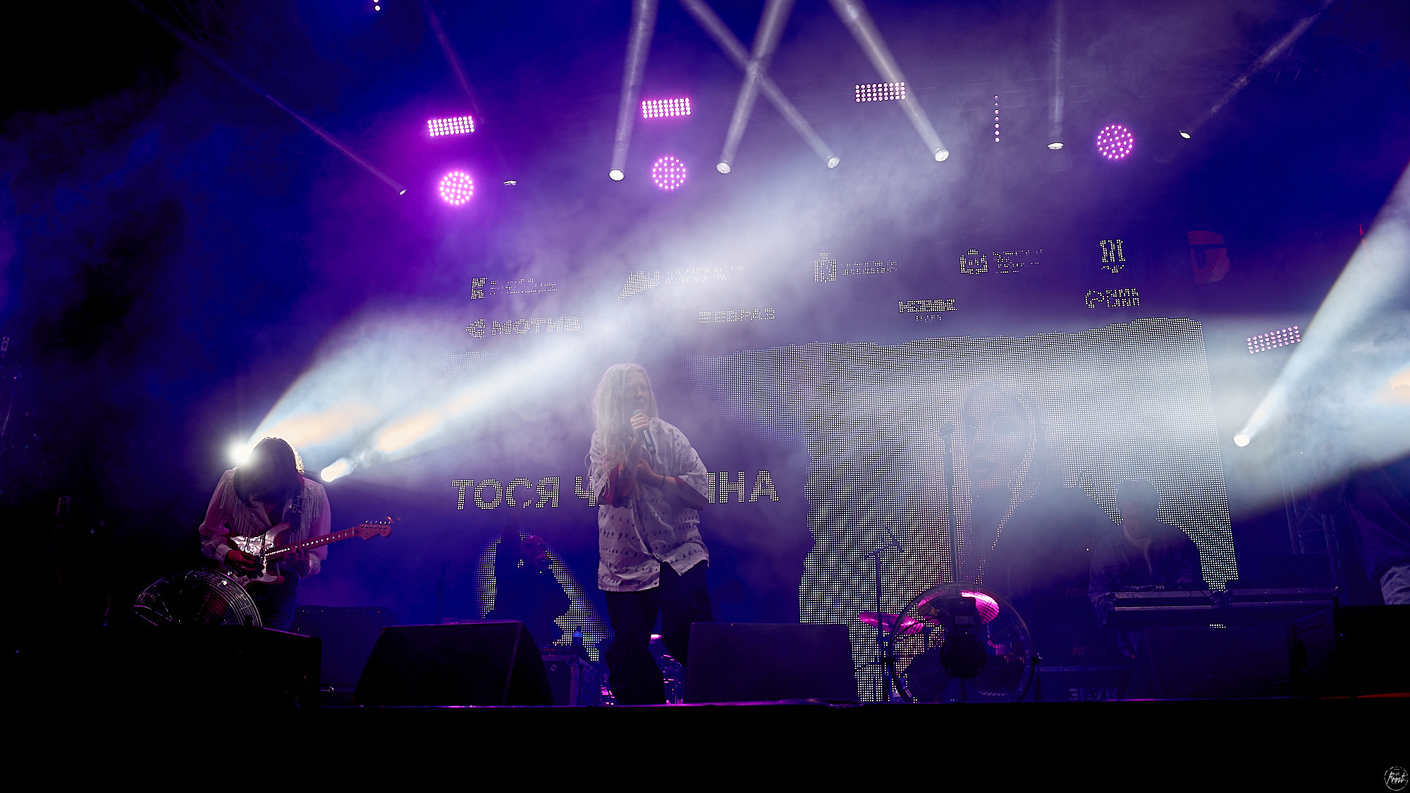 Тося Чайкина на фестивале Ural Music Night 2023. Фотографии отовсюду и обо всем