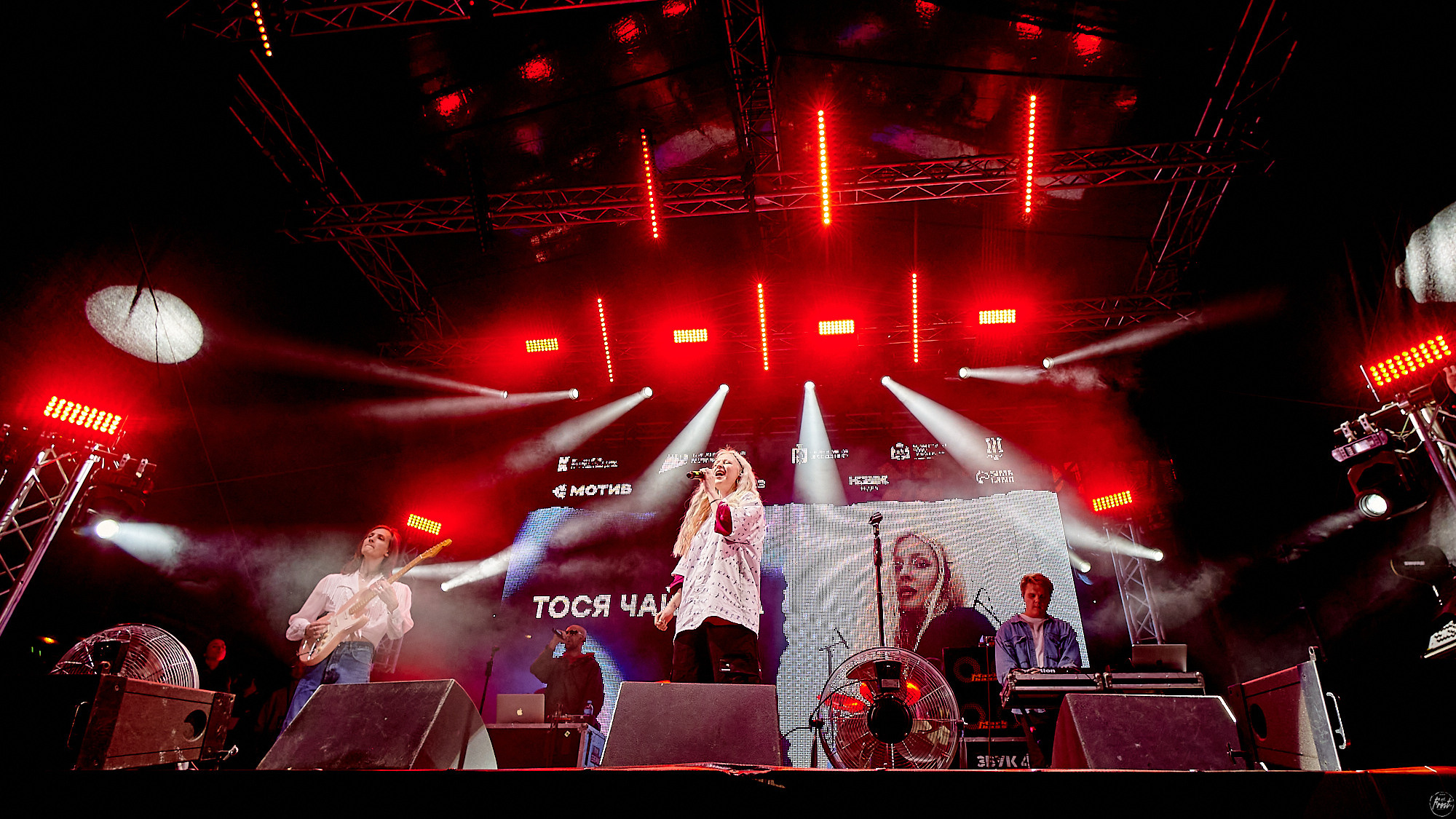 Тося Чайкина на фестивале Ural Music Night 2023. Фотографии отовсюду и обо всем