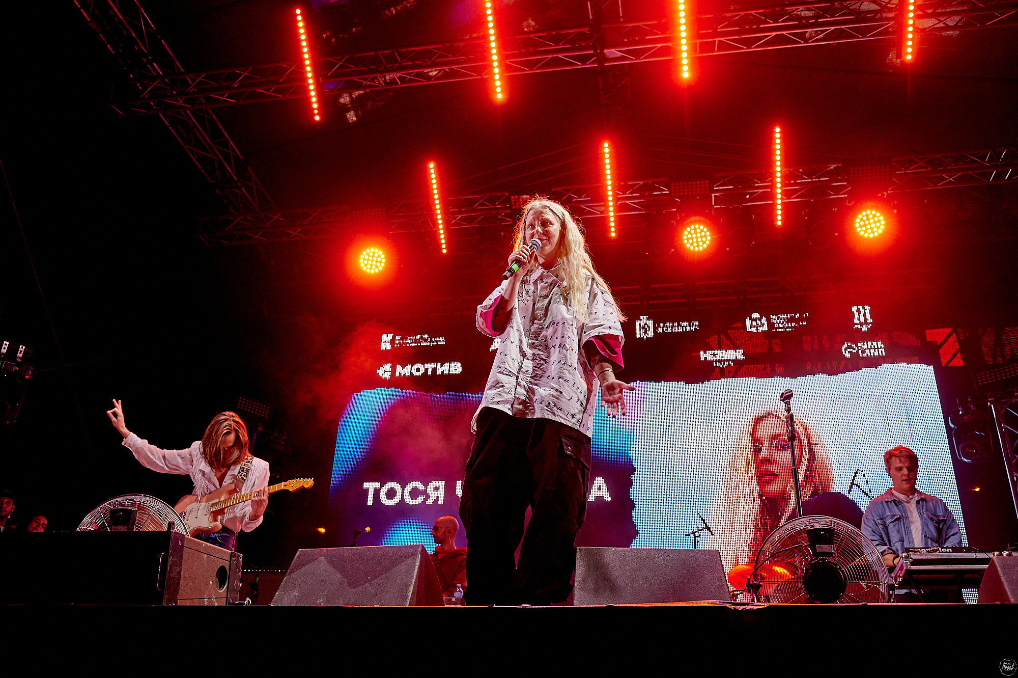 Тося Чайкина на фестивале Ural Music Night 2023. Фотографии отовсюду и обо всем