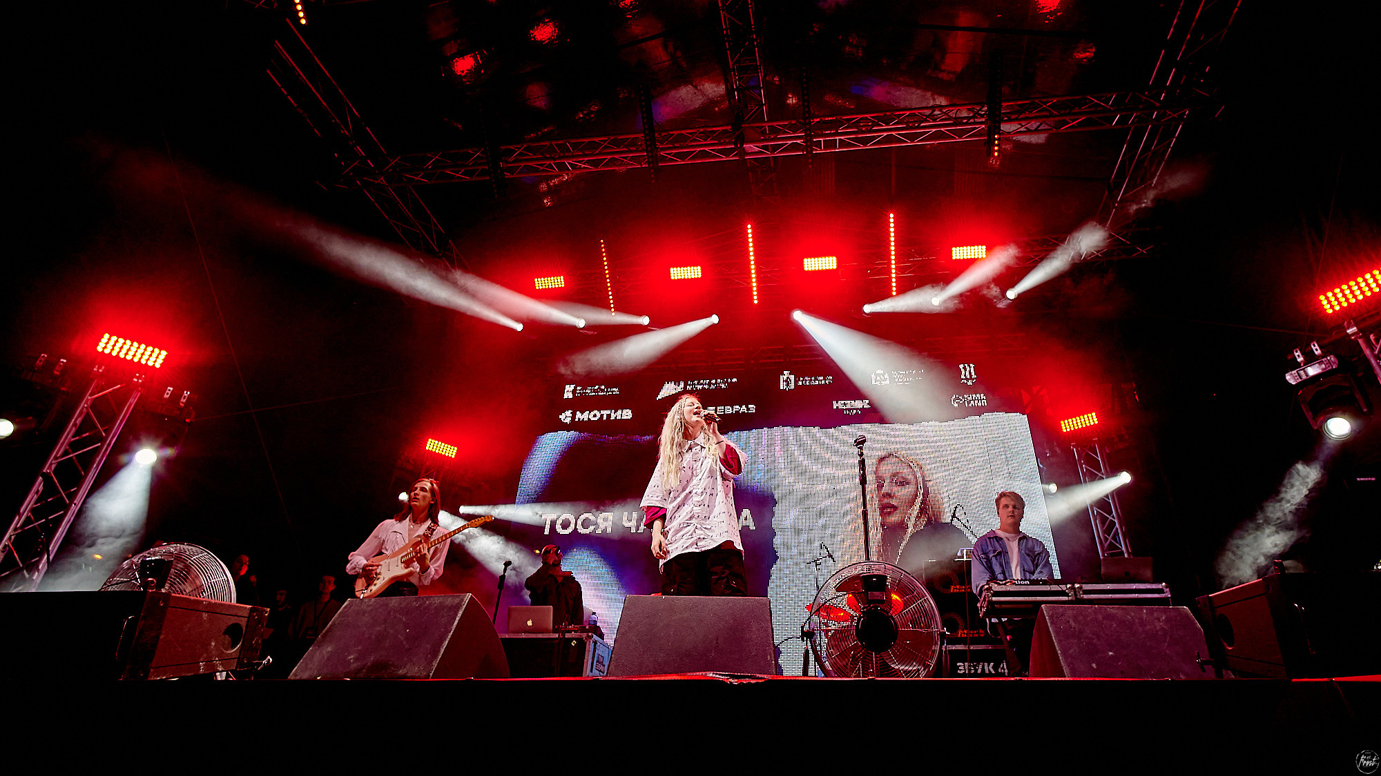 Тося Чайкина на фестивале Ural Music Night 2023. Фотографии отовсюду и обо всем