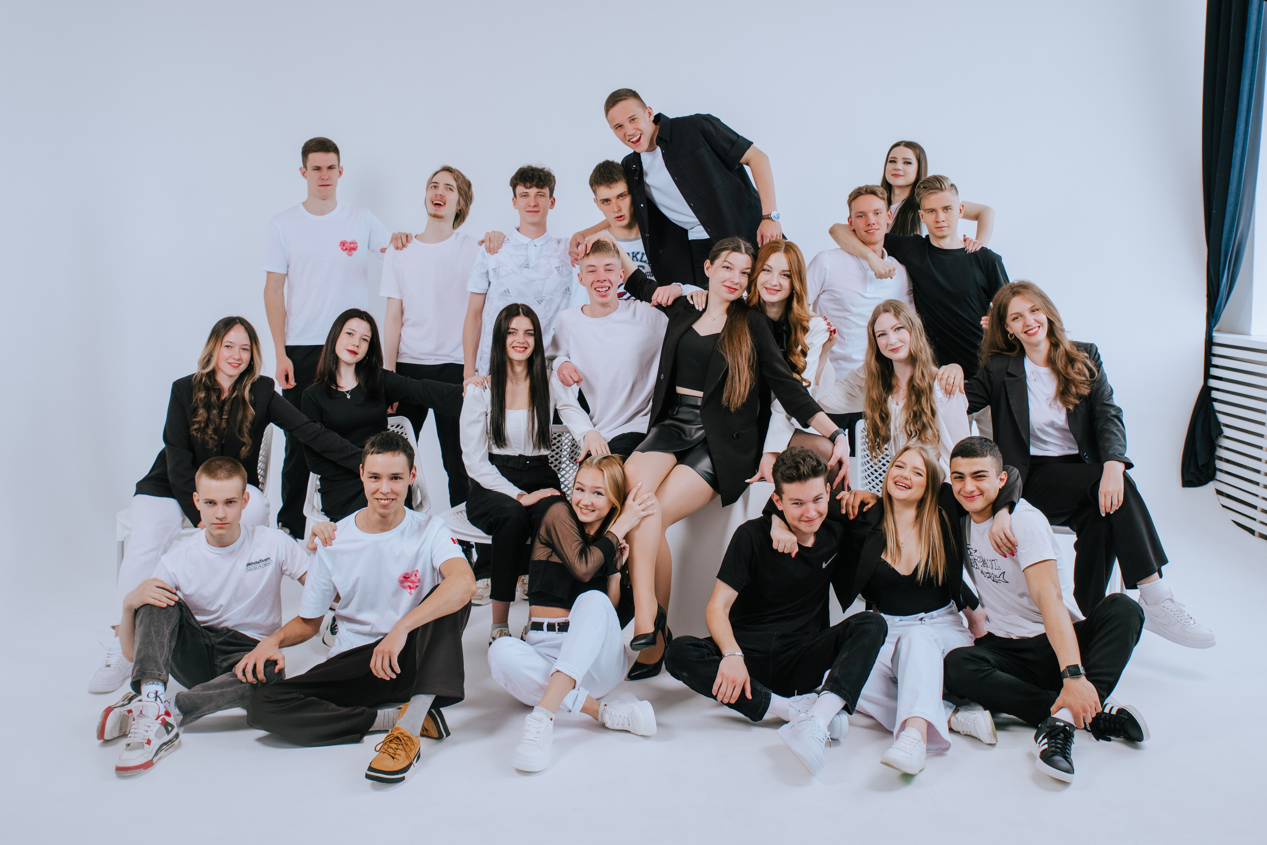 11А — школа № 17 Выпуск 2024. Фотограф Ярмишко Дарья. Выпускные фотокниги