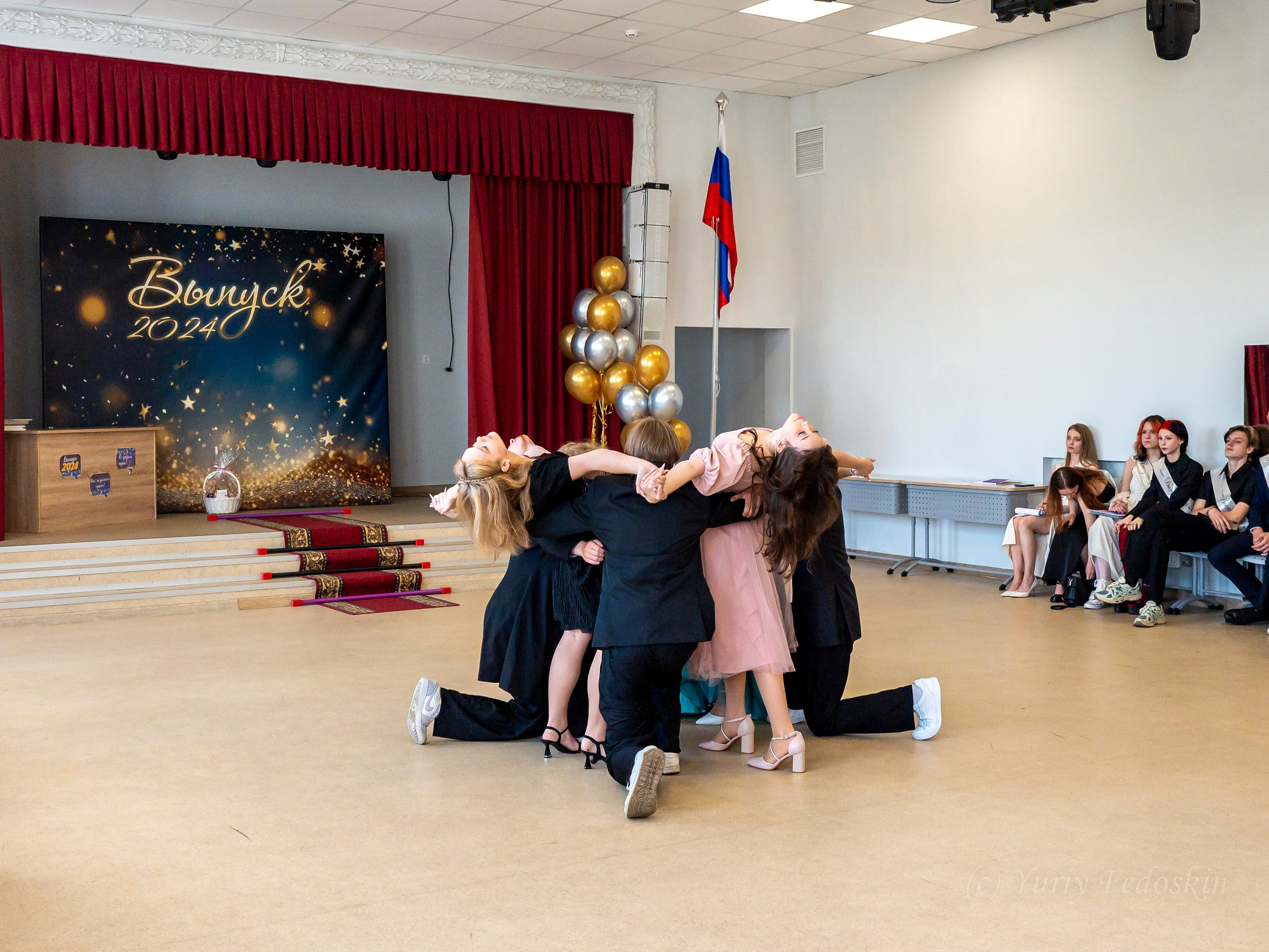 Репортаж о выпускном 9 классов в школе № 7 города Королёва, 26.06.24г. Профессиональный фотограф интерьеров в Москве Юрий Федоскин