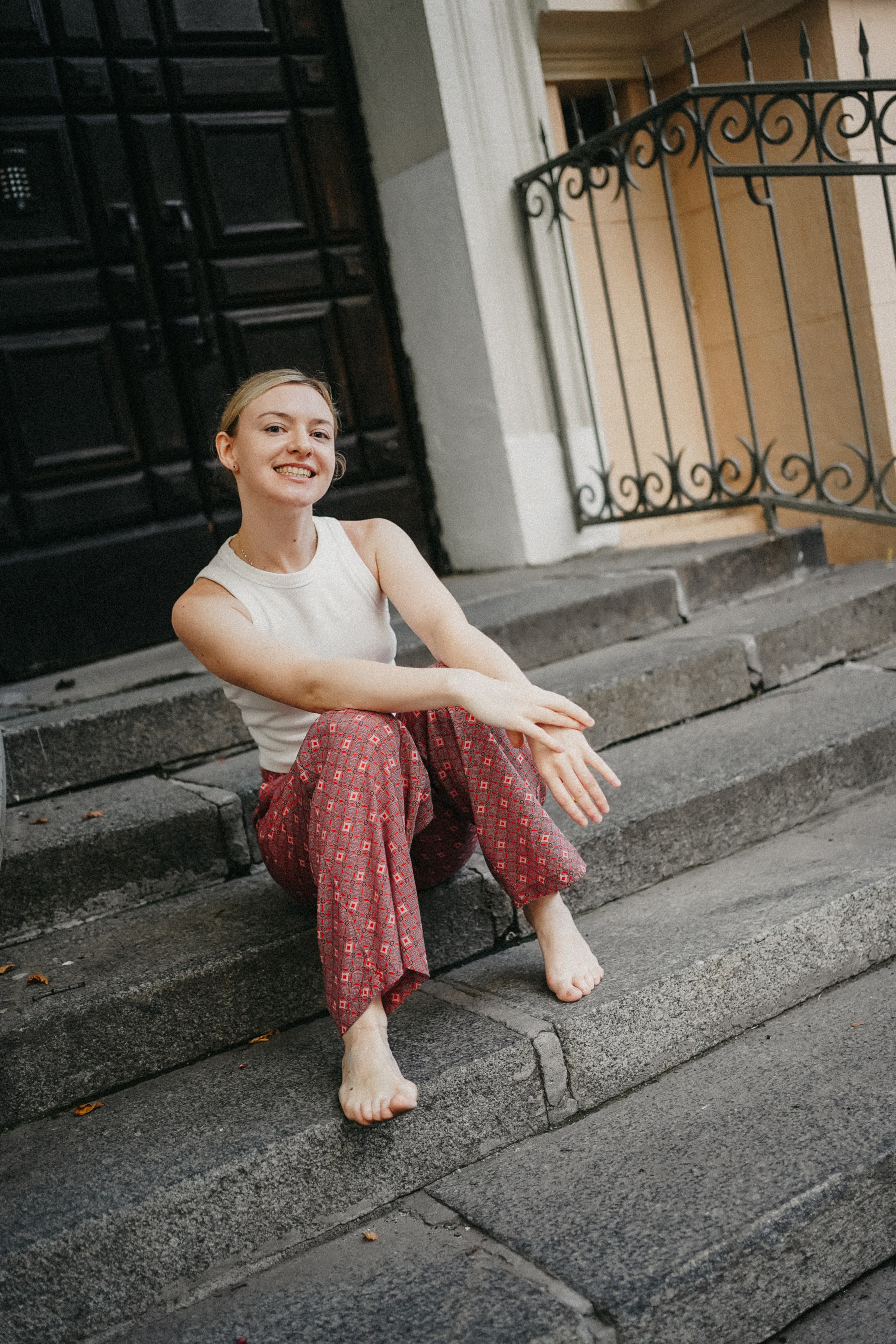 Девушка по городу шагает босиком. Фотограф Наталья Колганова